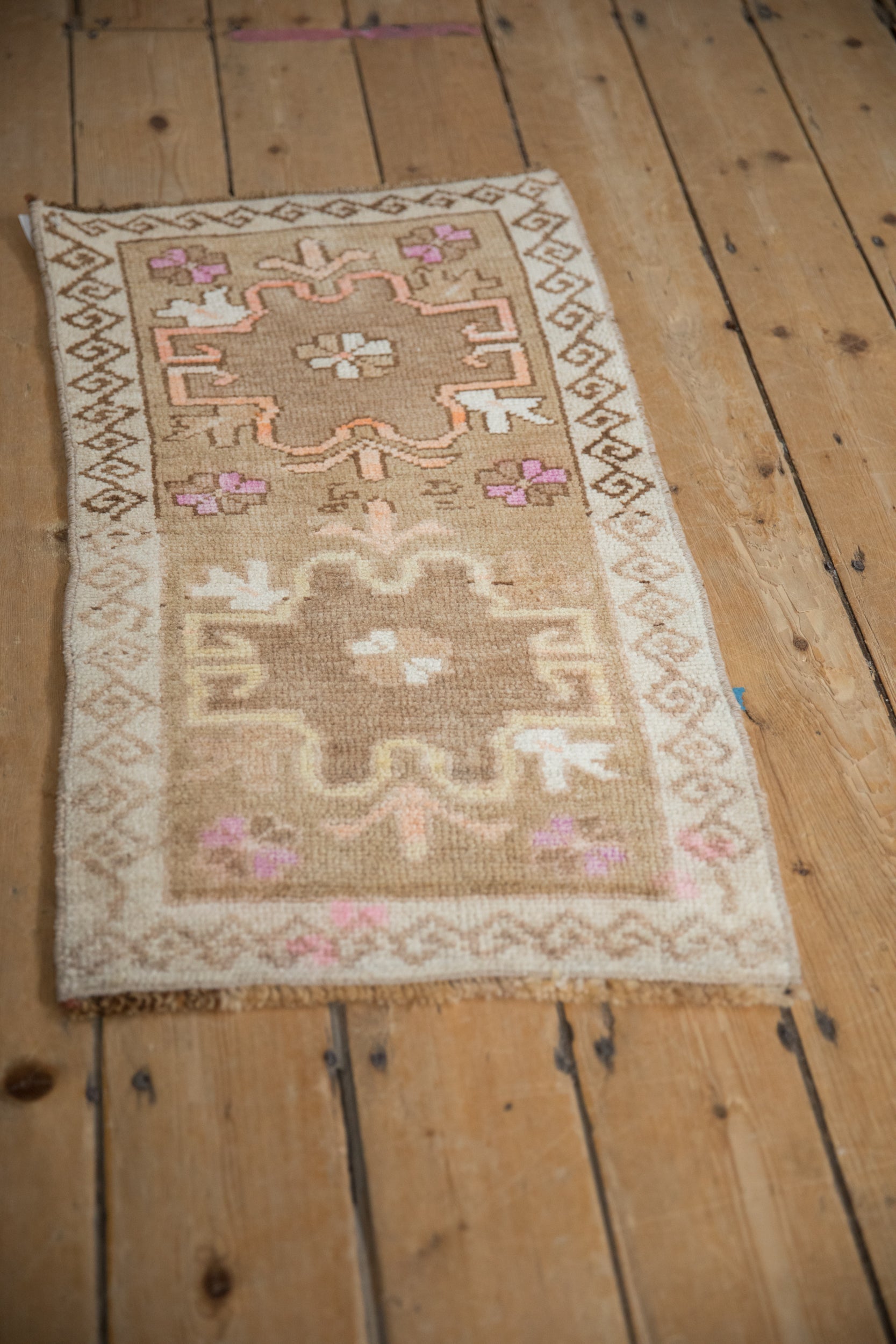 1.5x3 Vintage Distressed Kars Rug Mat