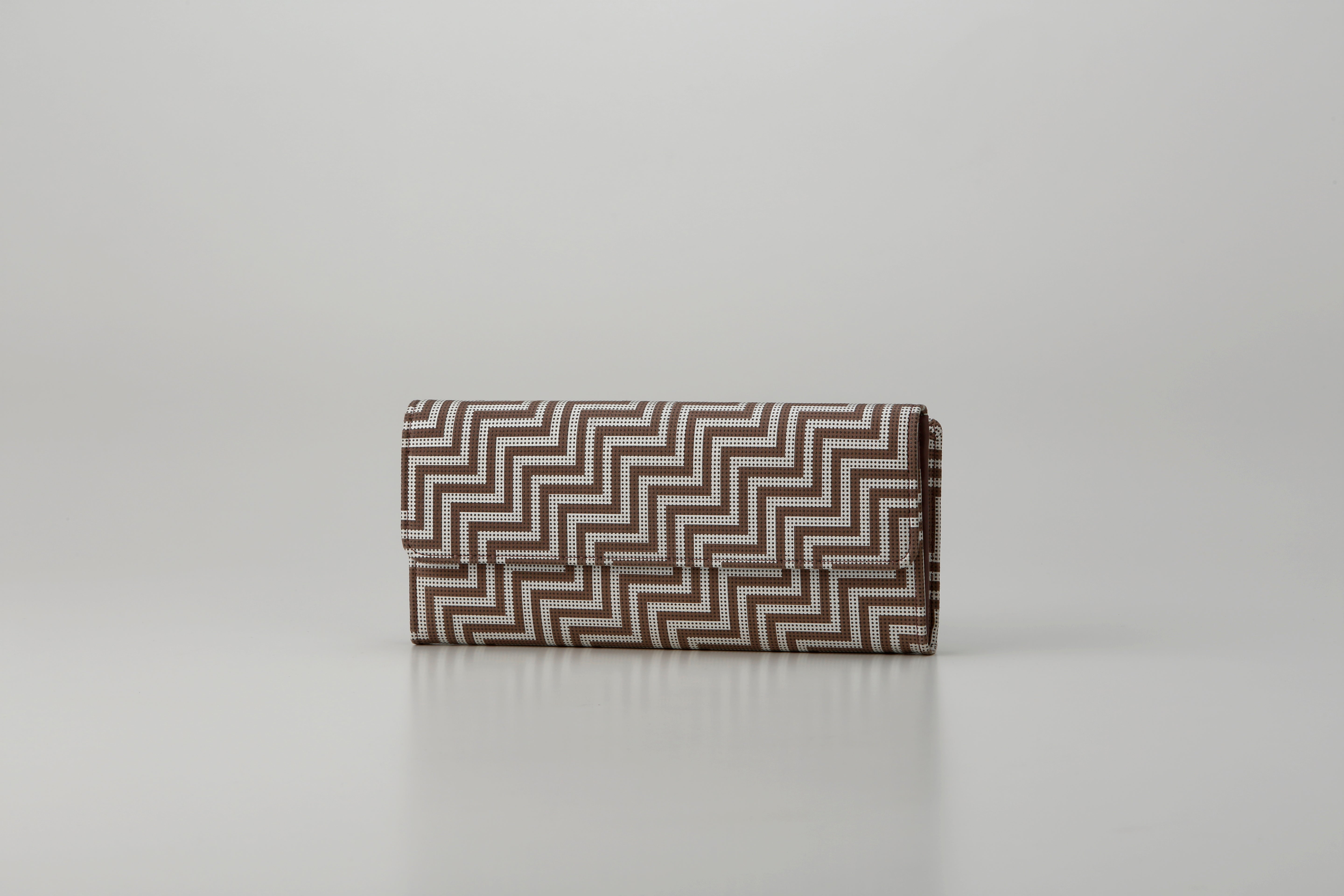 Long Wallet - New Grecian in Greige deer skin with white and gray lacquered dot pattern
