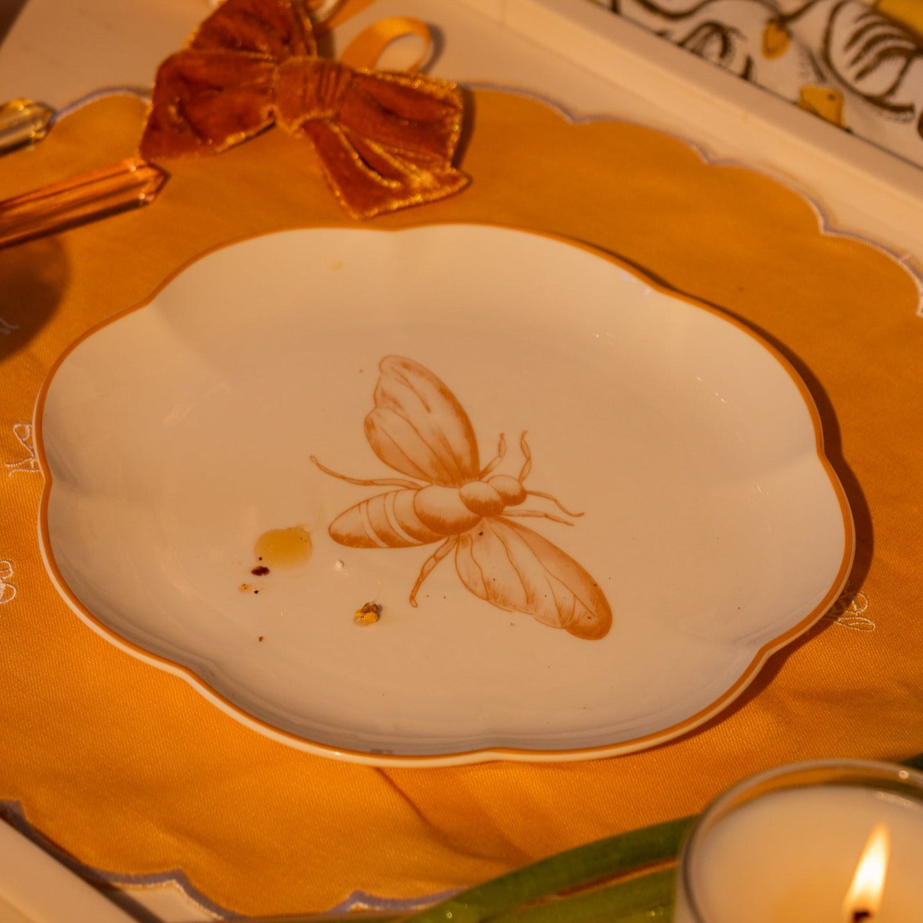 Bumble Homecoming Scalloped Starter Plate - Set of 4 (+1 Bonus Plate) by Ro'Table - product image 16 for Resin Society