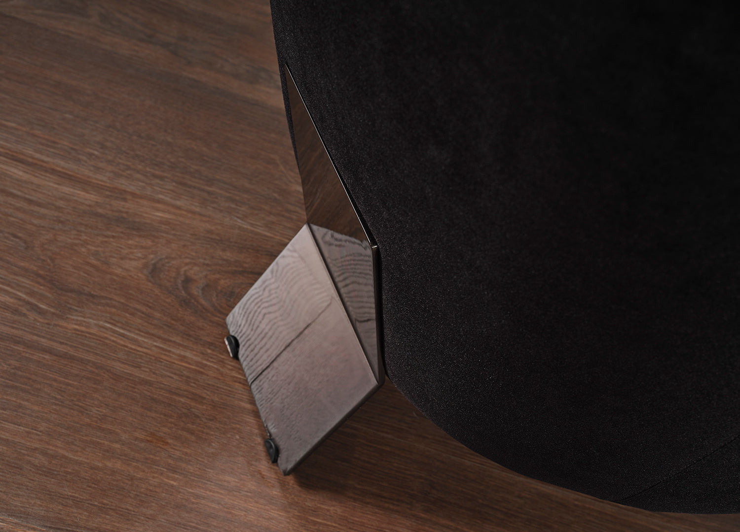 Favori Accent Chair detail image - Resin Society