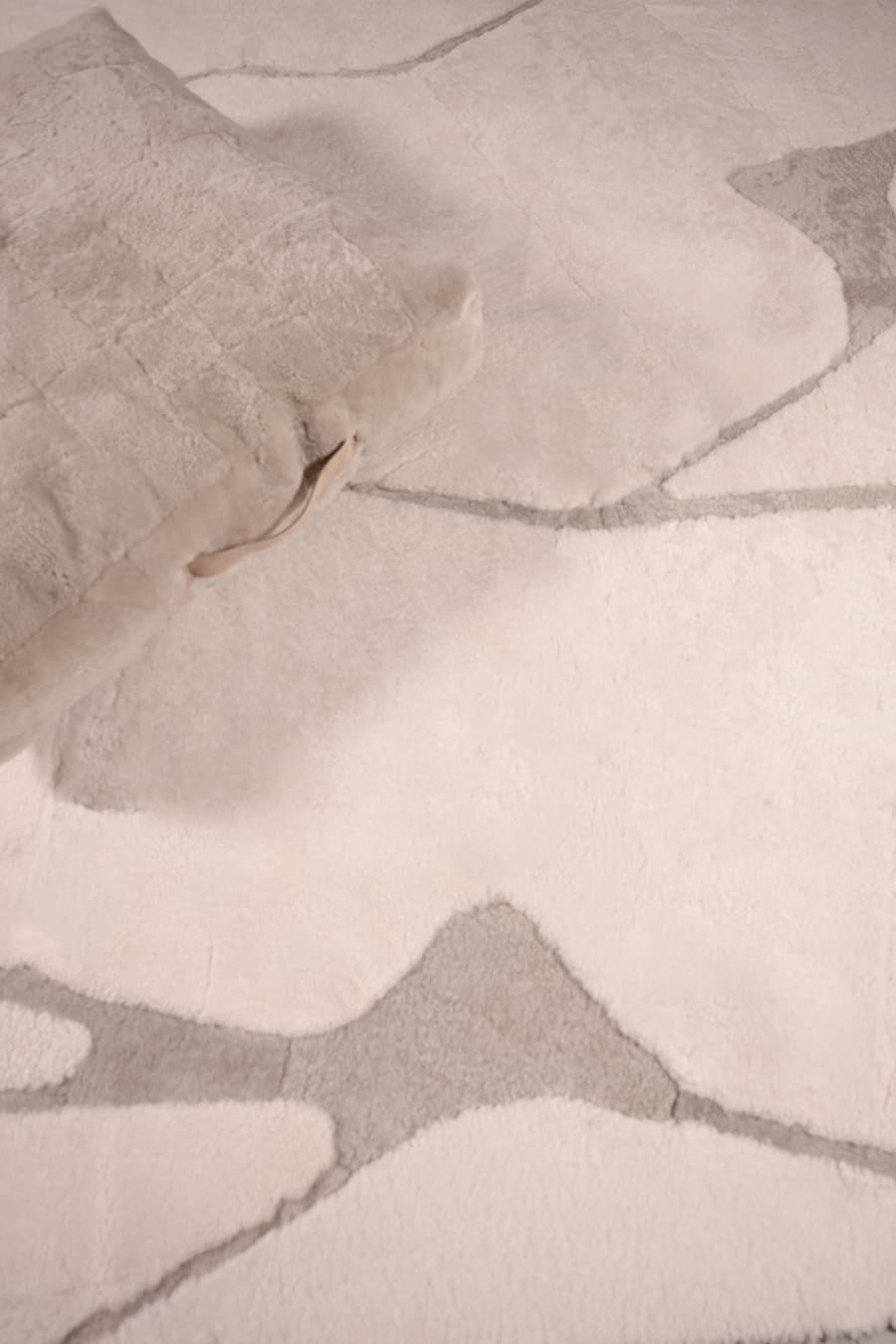 Glimpse – White Sheepskin Rug by Homelosophy