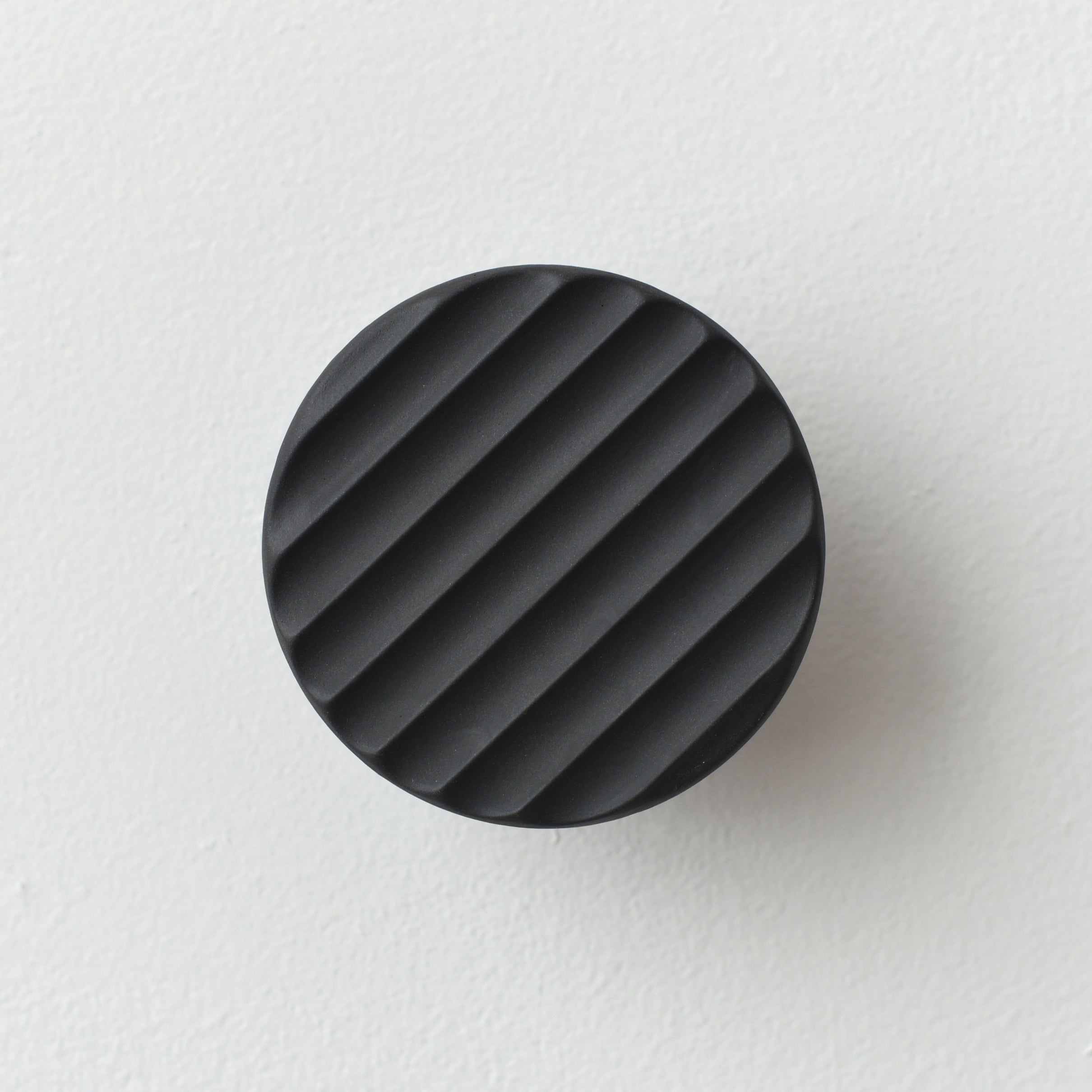Sequence coat hook - Fluted in black ceramic with fluted design