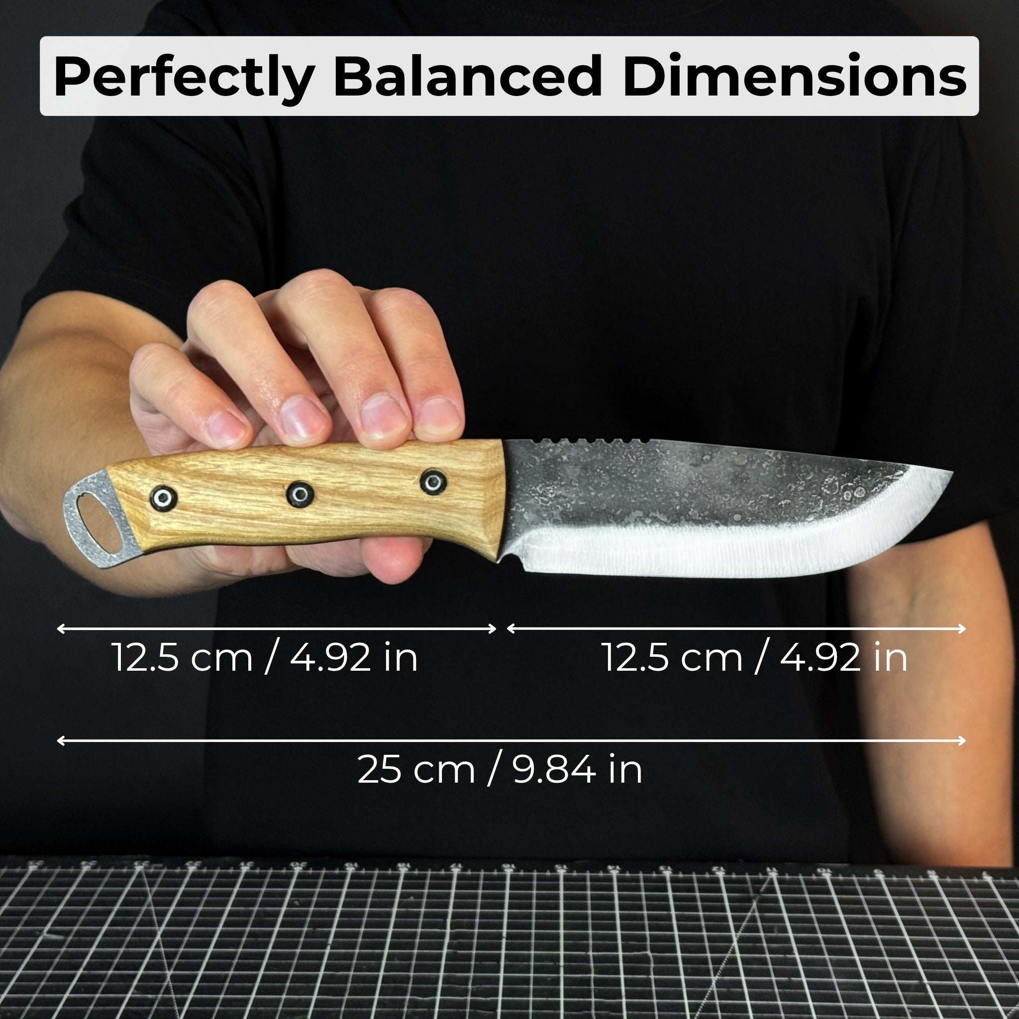 Hand-forged camping knife with 12.5 cm carbon steel blade and ash wood handle, with leather sheath