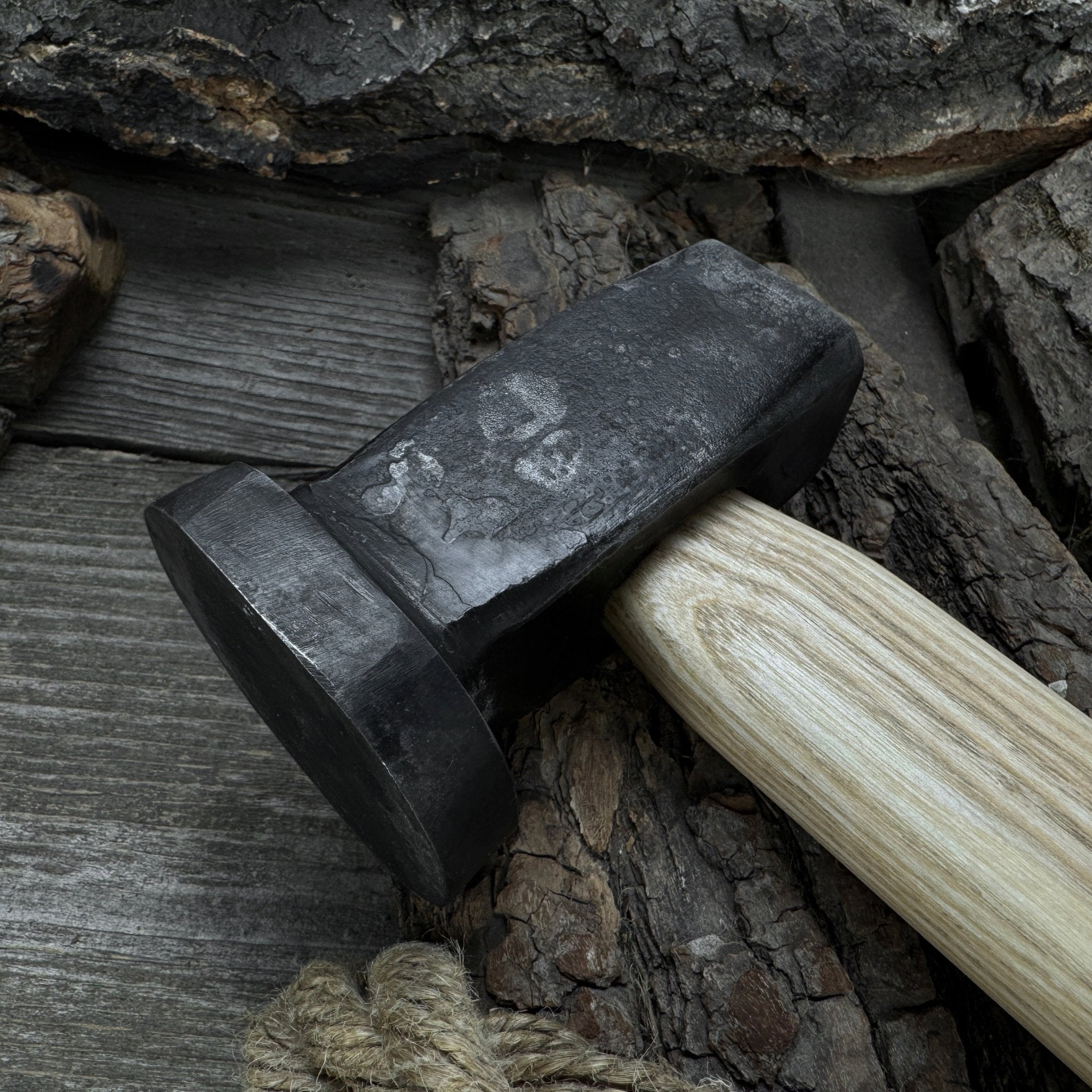 Hand-forged double blacksmith's hammer with ash wood handle weighing 1.5 kg