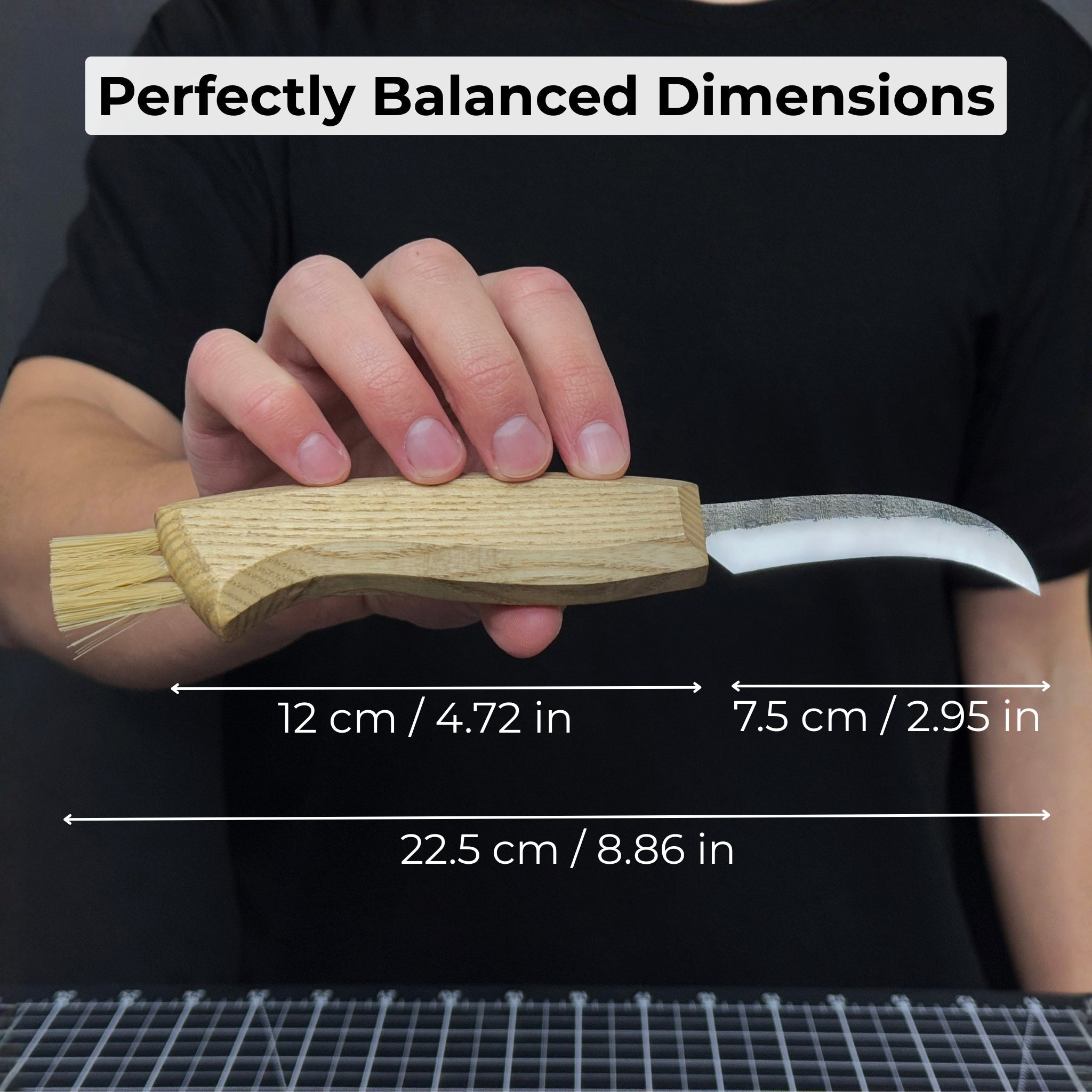 Mushroom knife with 7.5 cm carbon steel blade, ash wood handle, and built-in brush for harvesting mushrooms