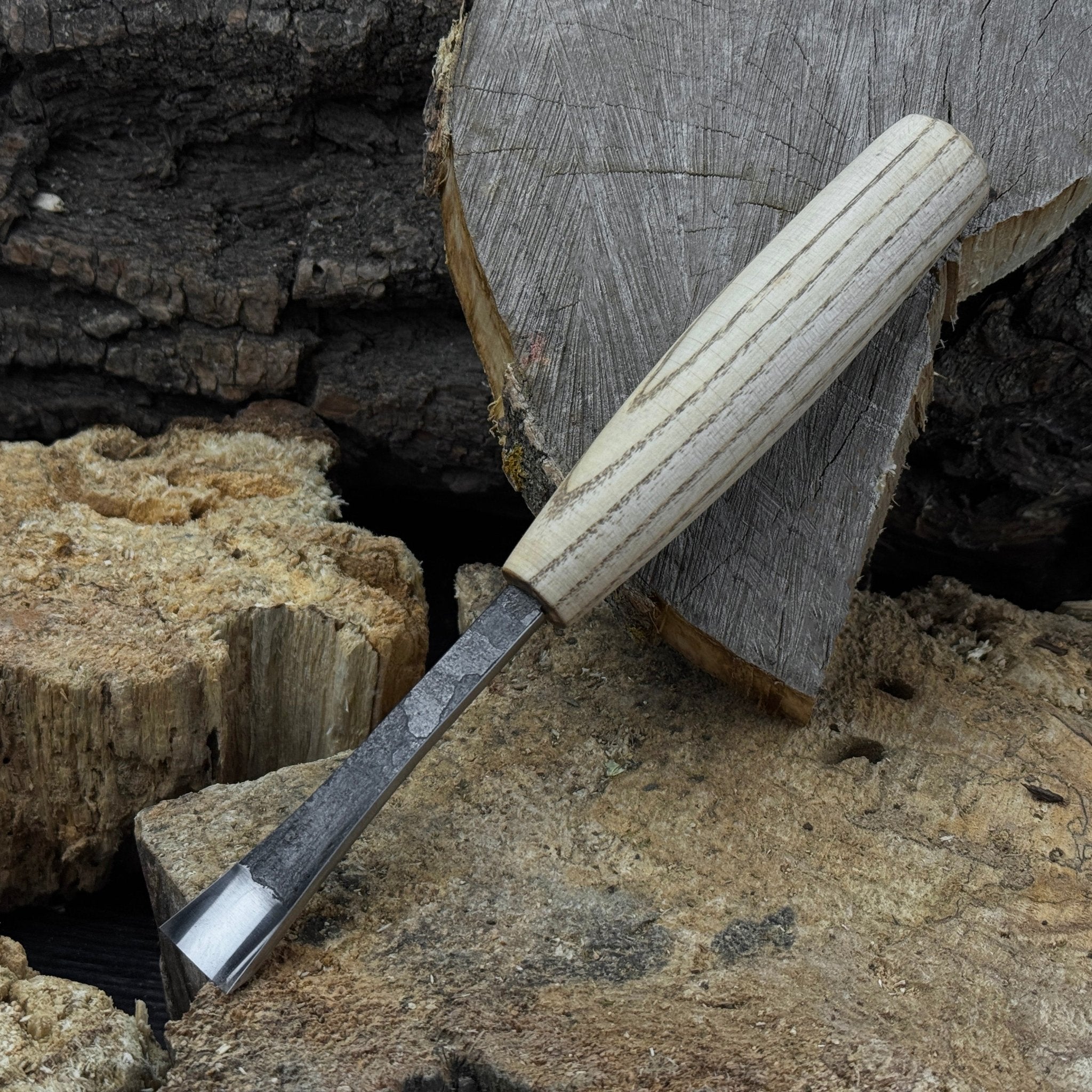 Small Fishtail Chisel with ash wood handle and forged steel blade, available in 15 mm and 20 mm widths