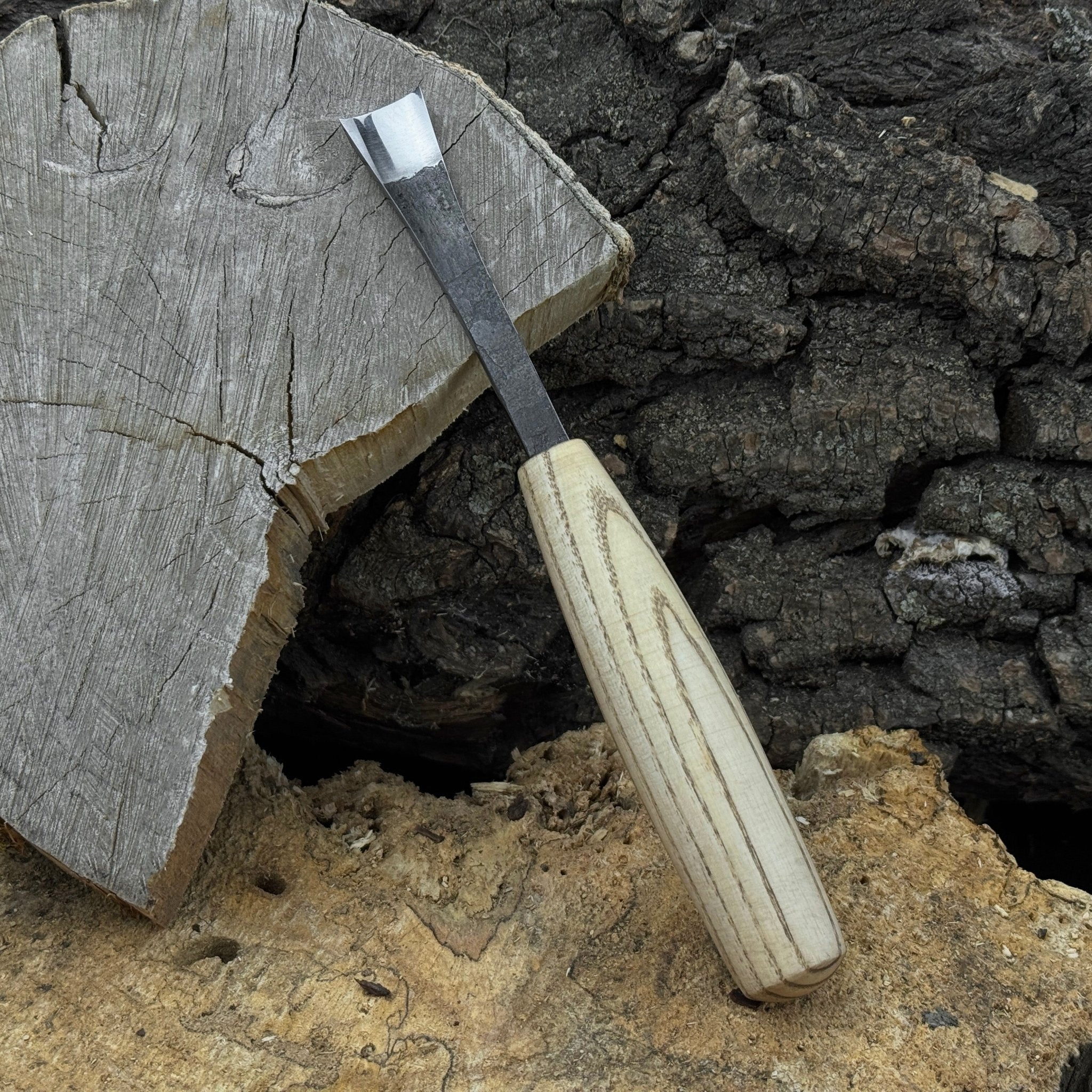 Small Fishtail Chisel with ash wood handle and forged steel blade, available in 15 mm and 20 mm widths