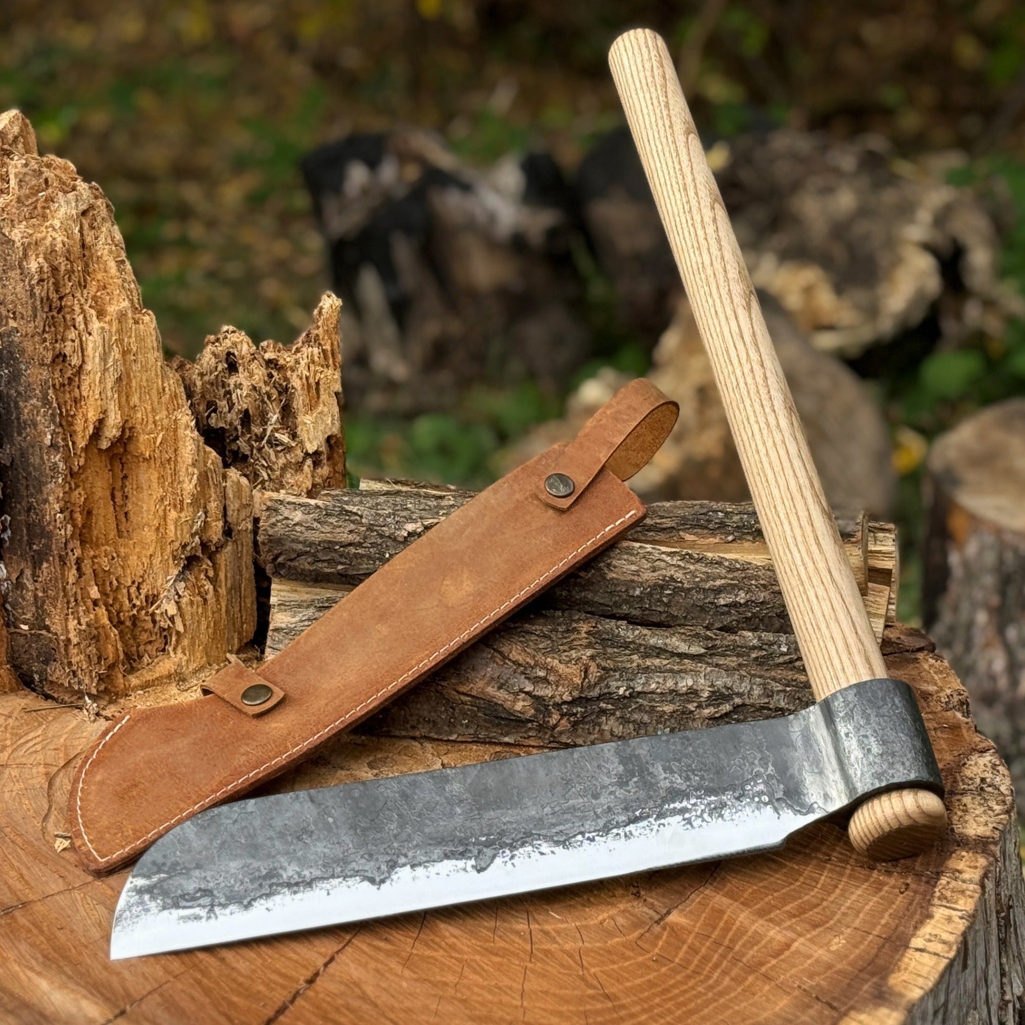 Hand-forged splitting froe with 25.5 cm blade and ash wood handle