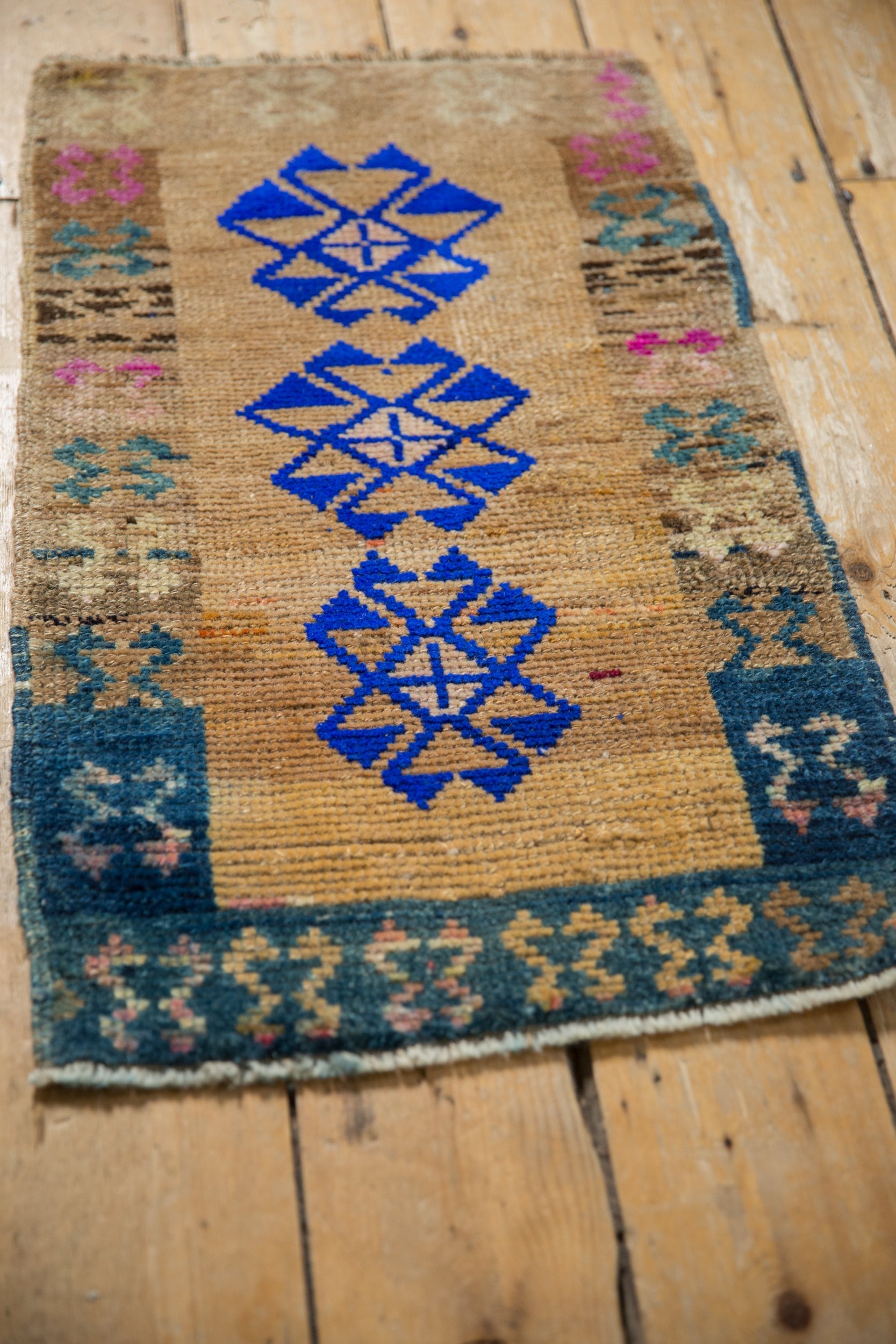 1.5x2.5 Vintage Distressed Kars Rug Mat