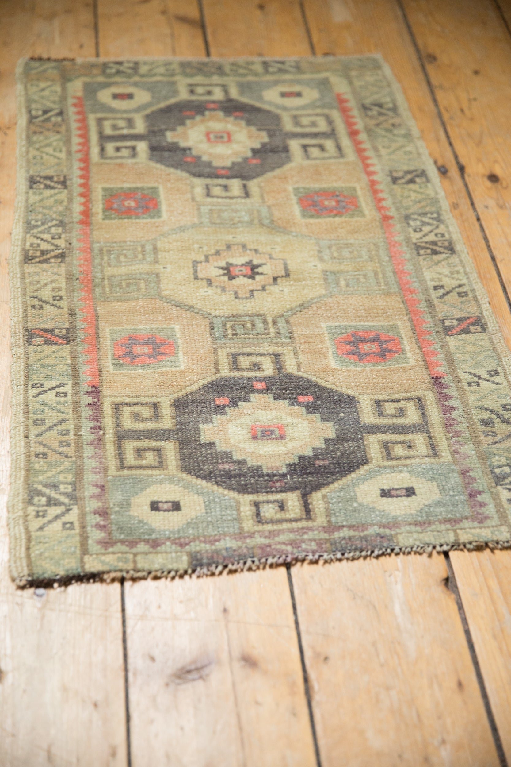 1.5x2.5 Vintage Distressed Kars Rug Mat