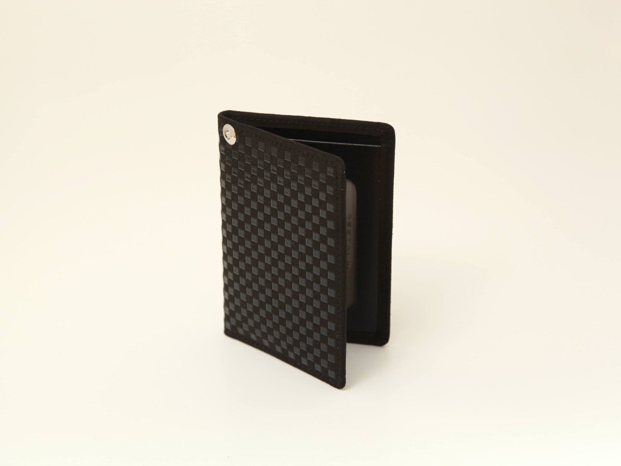 INISHIE Pass Case G black deer leather exterior with lacquer finish open view showing clear pockets