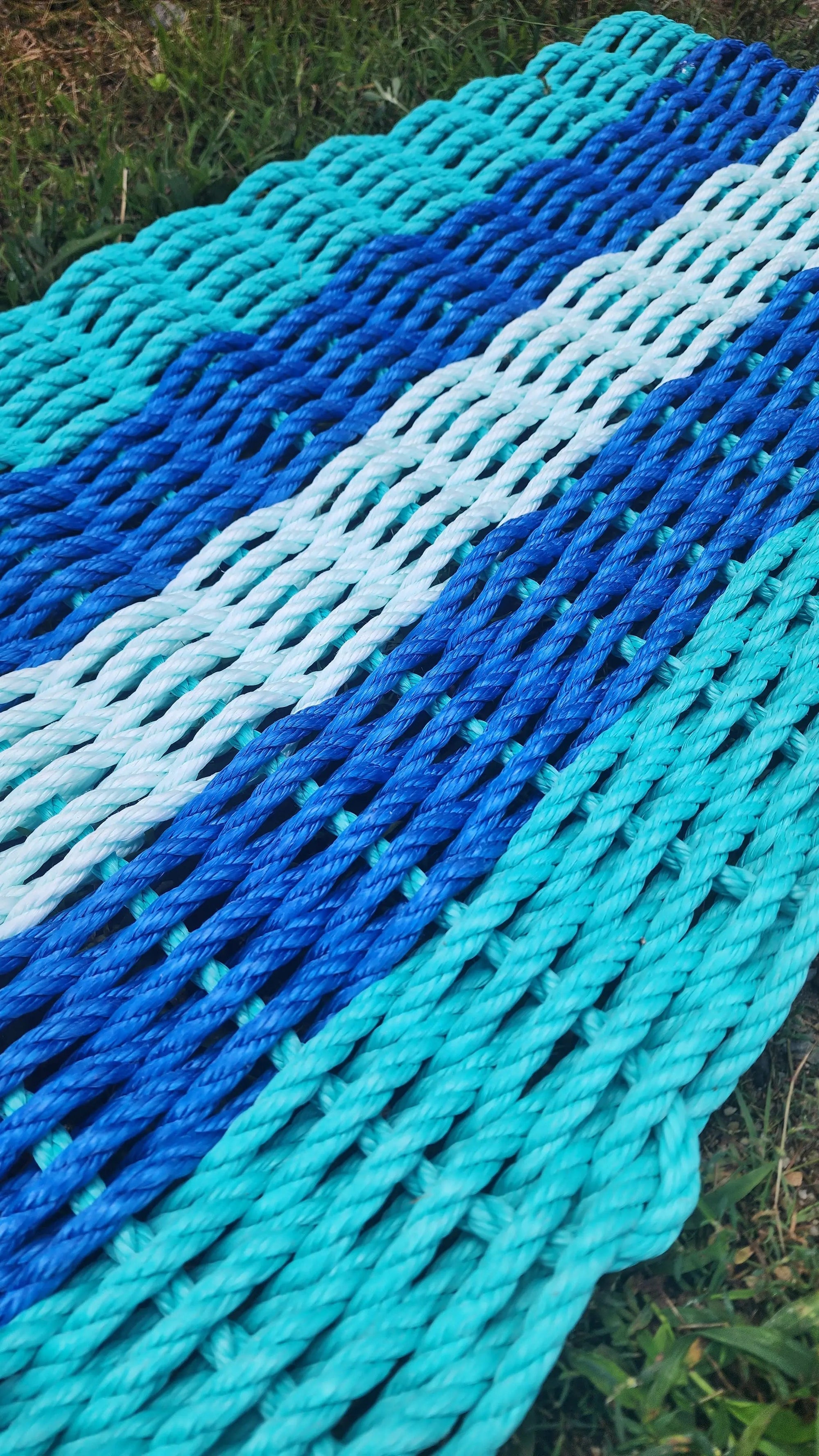 5 Stripe Lobster Rope Mat in teal, blue, and seafoam colors