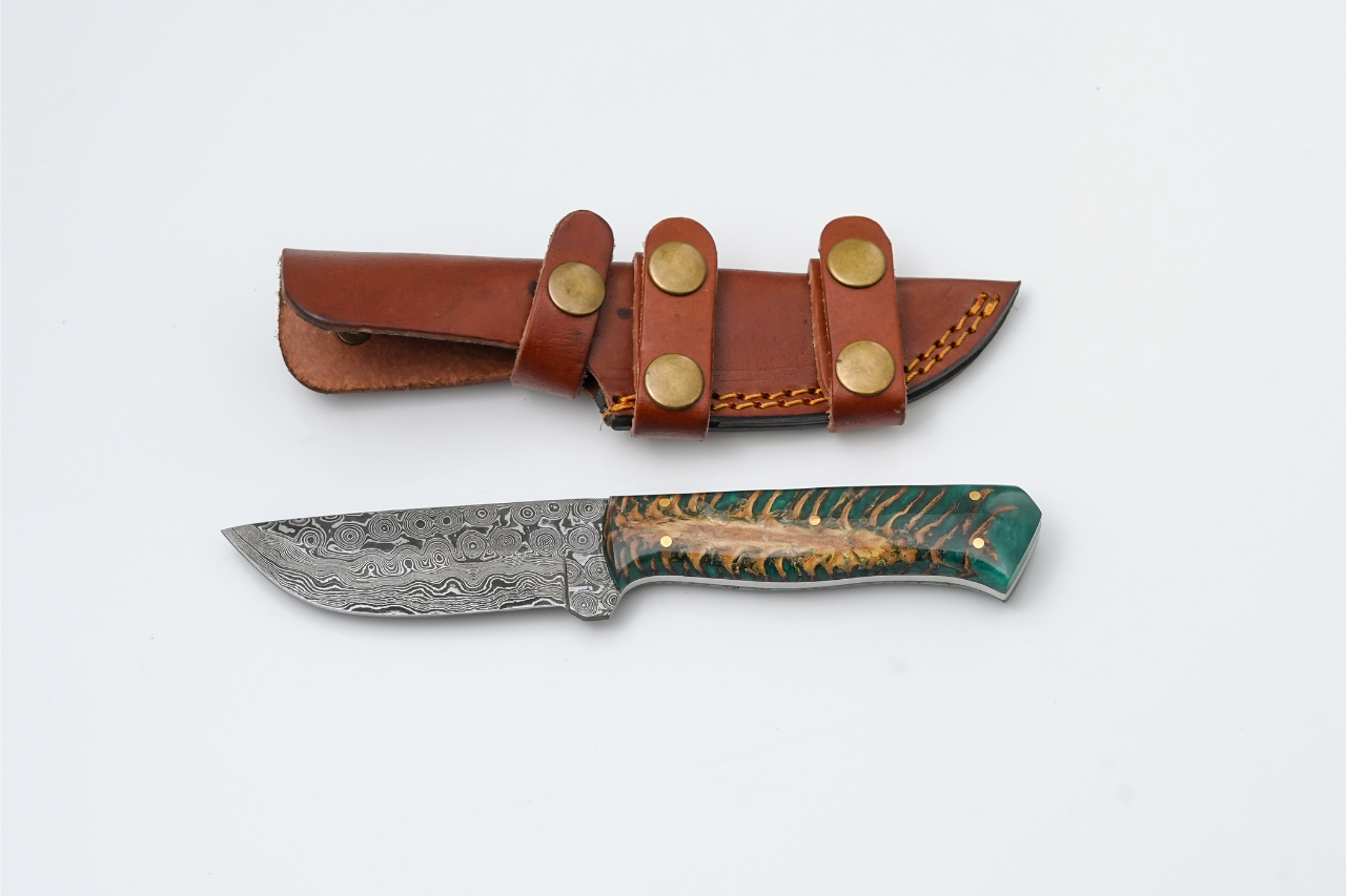 Damascus Steel "Titan Gecko" Fixed Blade Knife showing forest green pine cone resin handle with brass pins and Damascus steel blade