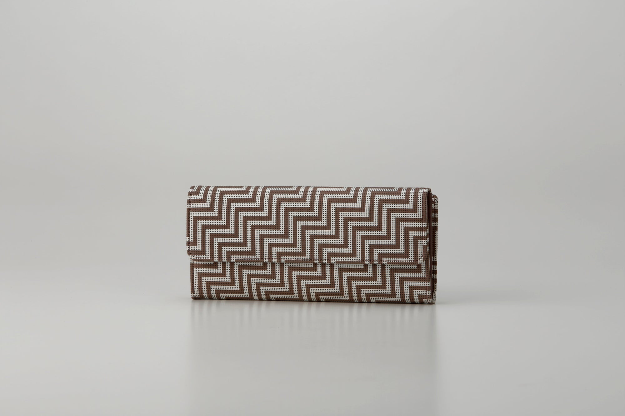 Long Wallet - New Grecian in Greige deer skin with white and gray lacquered dot pattern