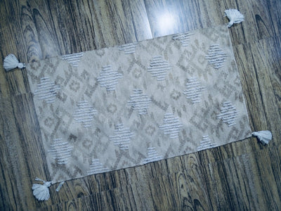 Tufted Accent Rug with Corner Tussels (25"x45")