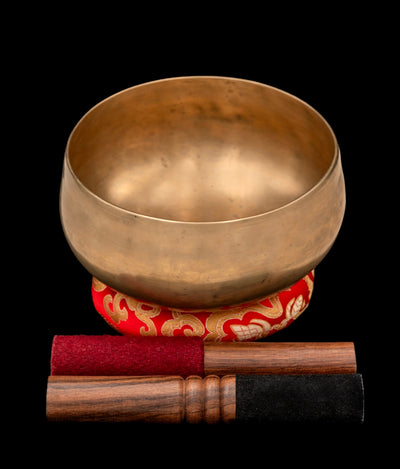 Antique Thadobati Singing Bowl A16092 with silk-brocade ring and professional mallets