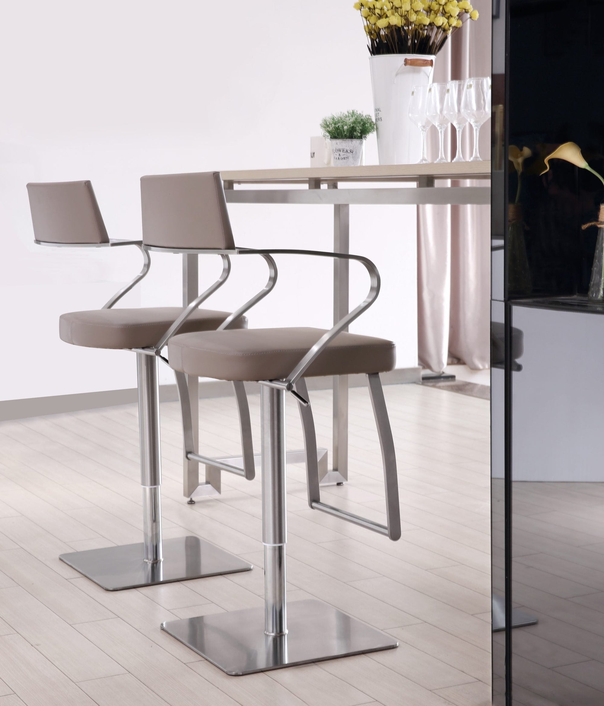 Zuri Barstool detail image - Resin Society