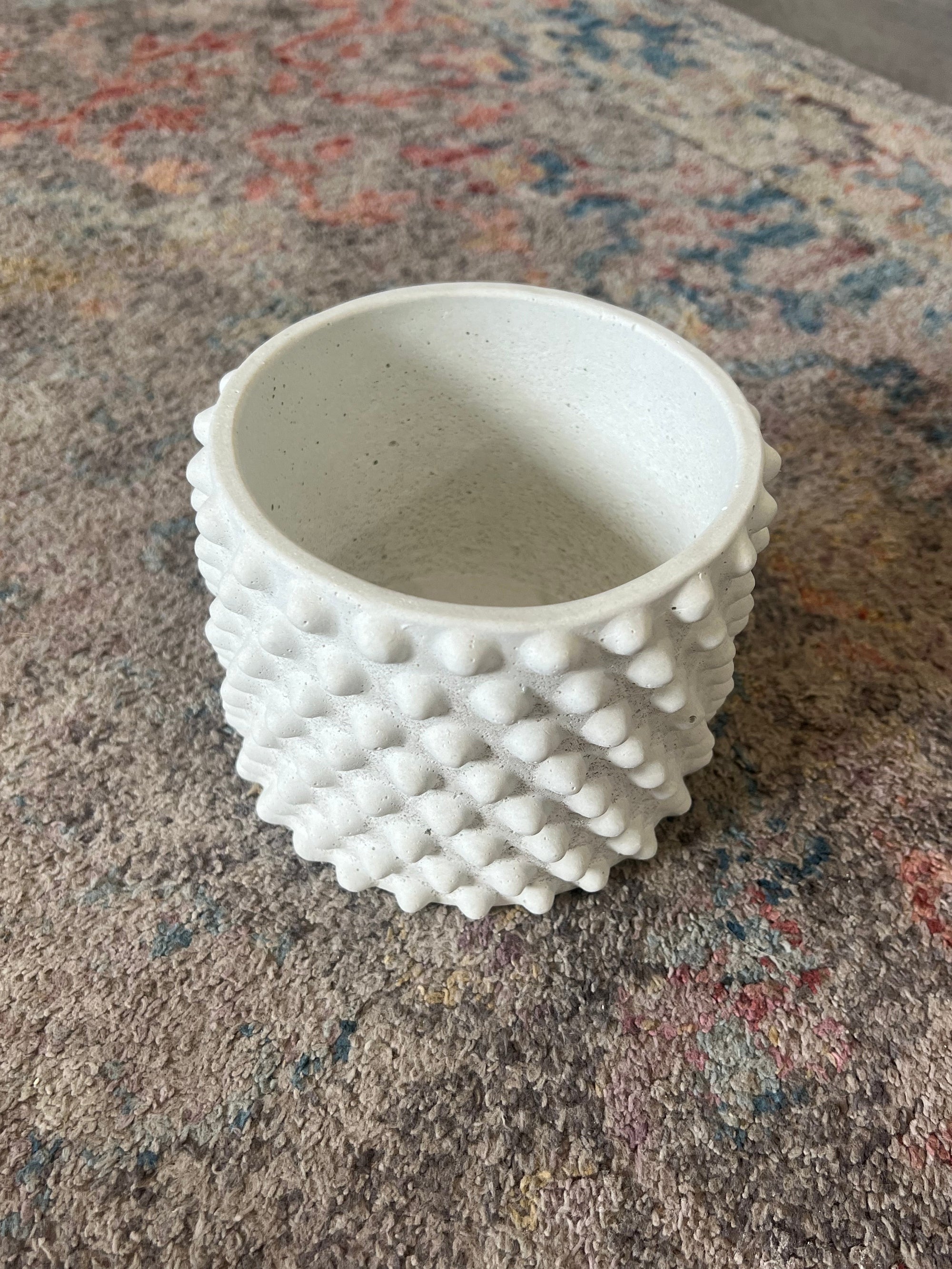 Ponto Mini Candle Vessel in White and Charcoal colors, handcrafted concrete candle container