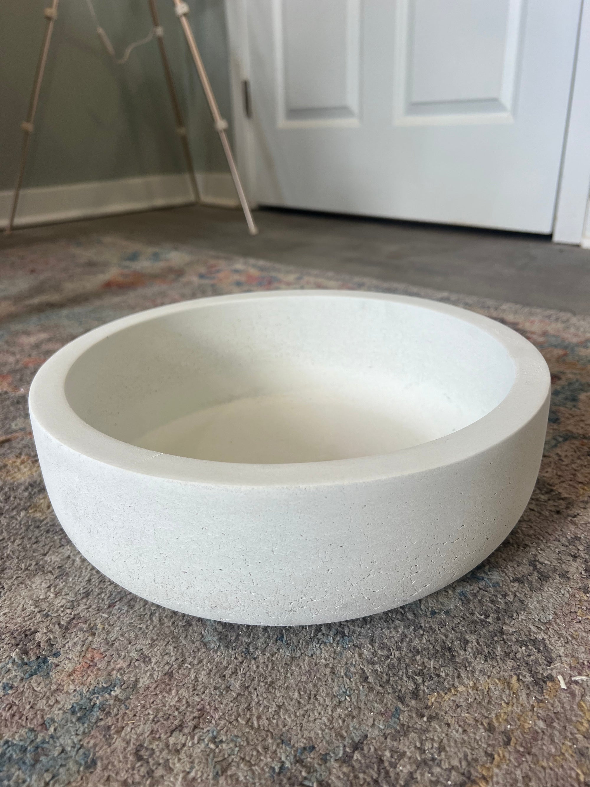 Vela Grande Candle Vessel in White and Charcoal colors, handcrafted concrete candle container