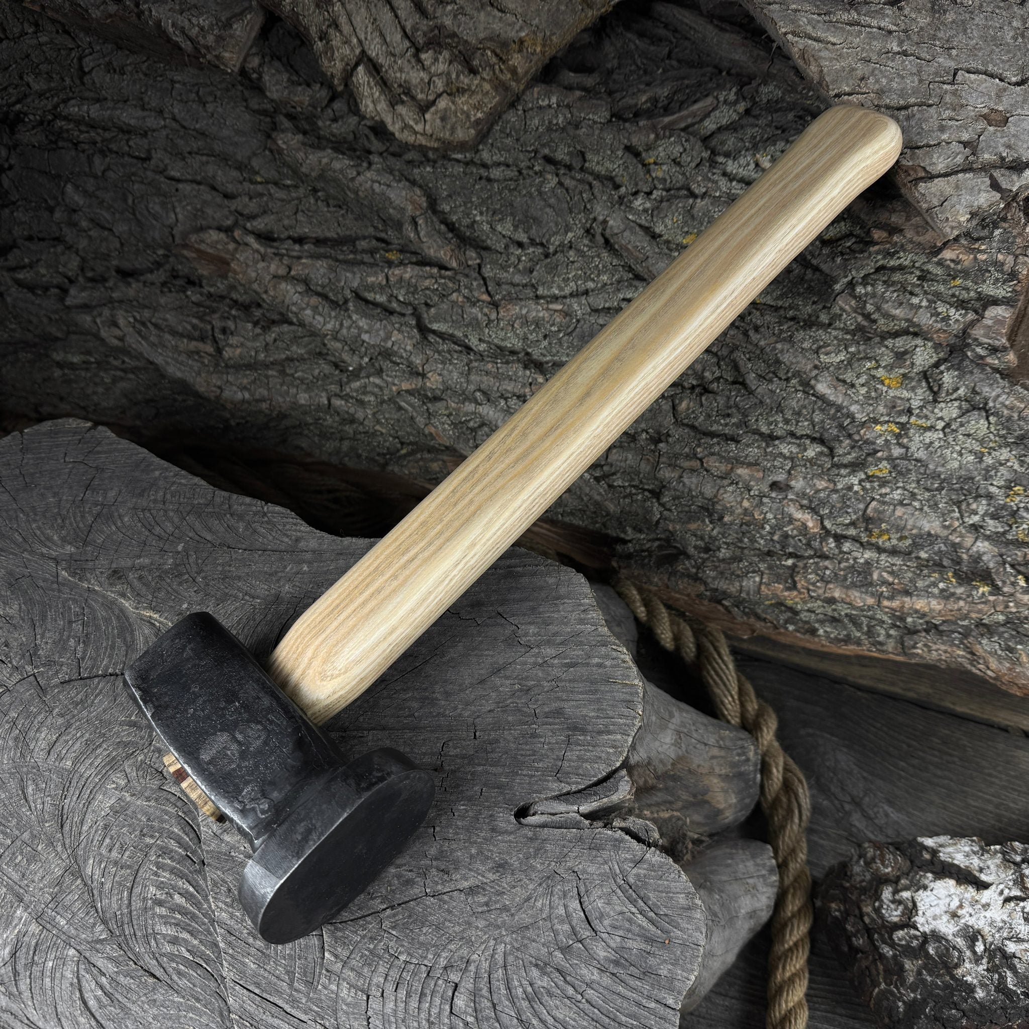 Hand-forged double blacksmith's hammer with ash wood handle weighing 1.5 kg