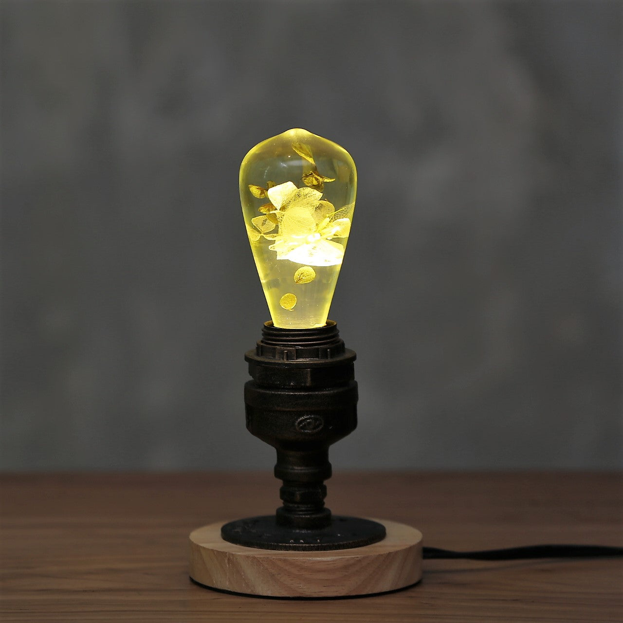 EP Light – Vintage Resin Lamp with Wooden Base