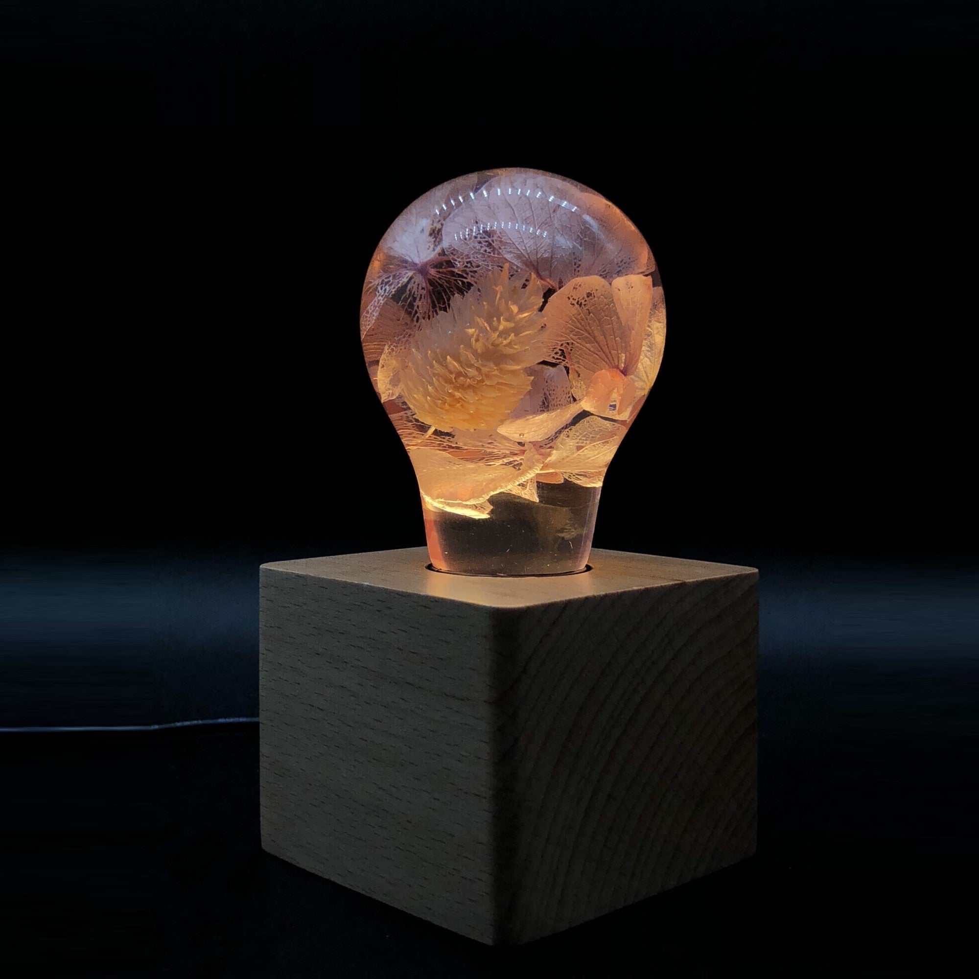 EP Light – Pink Hydrangea Resin Table Lamp