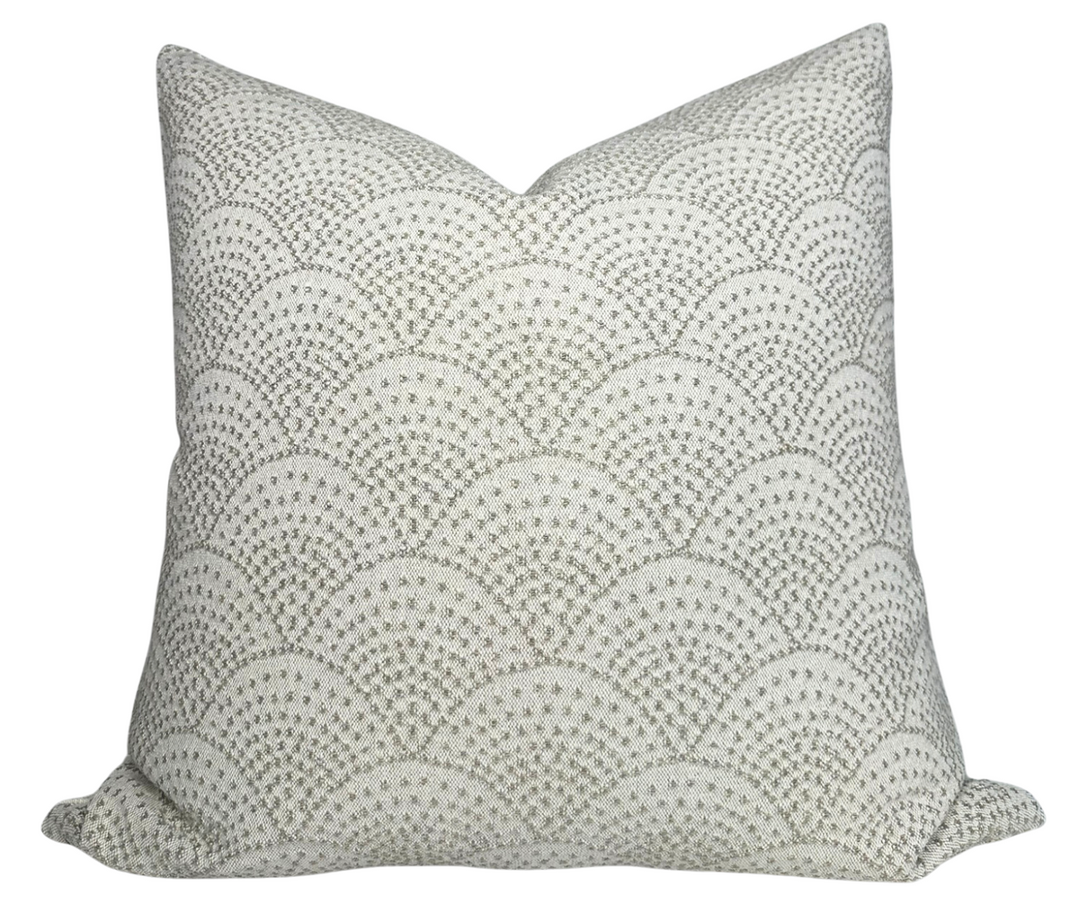 Natural-colored scalloped woven pillow cover with ivory linen back