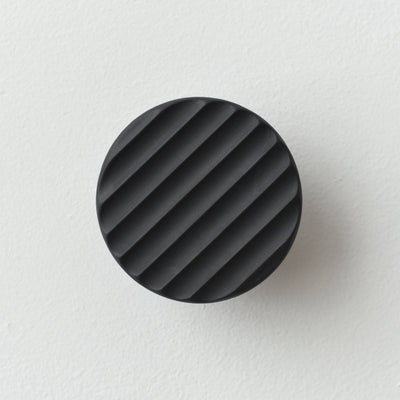 Sequence coat hook - Fluted in black ceramic with fluted design