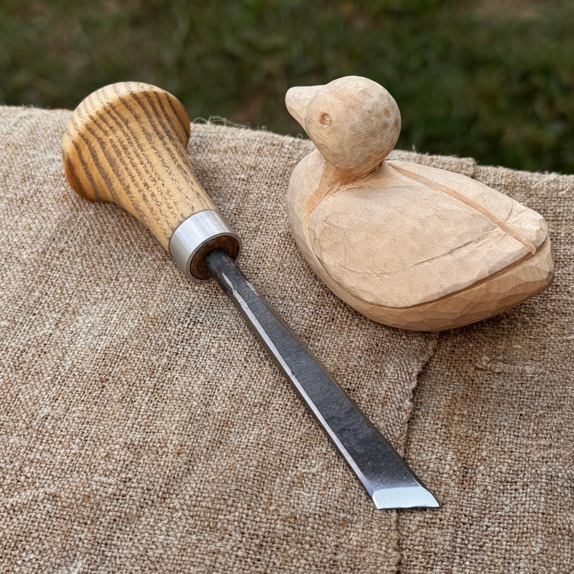 Angled bevel carving chisel with palm handle, 10 mm blade, hand-forged high-carbon steel blade and ash wood handle