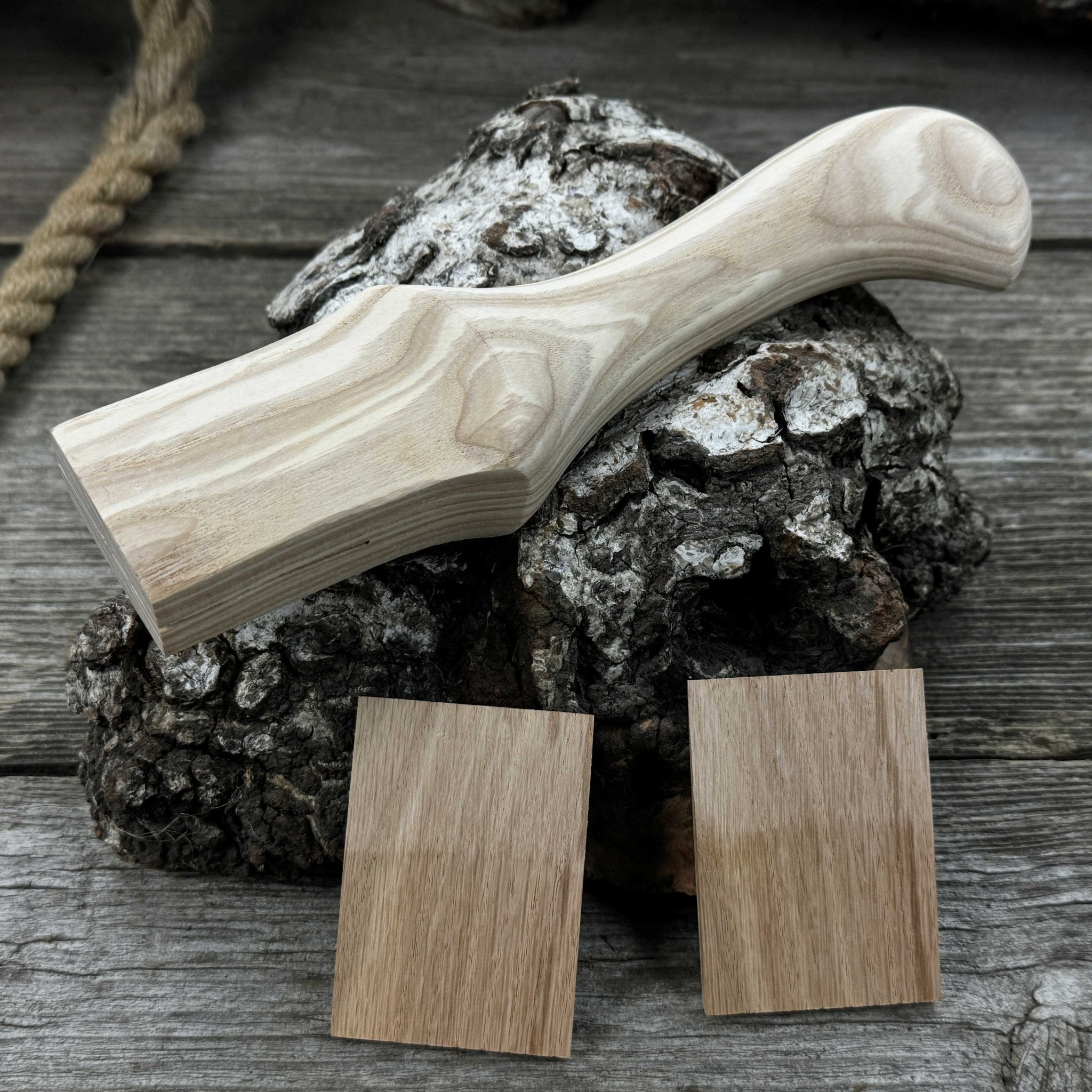 Ash wood handle for adze or axe, 23 cm long, with two red oak wedges