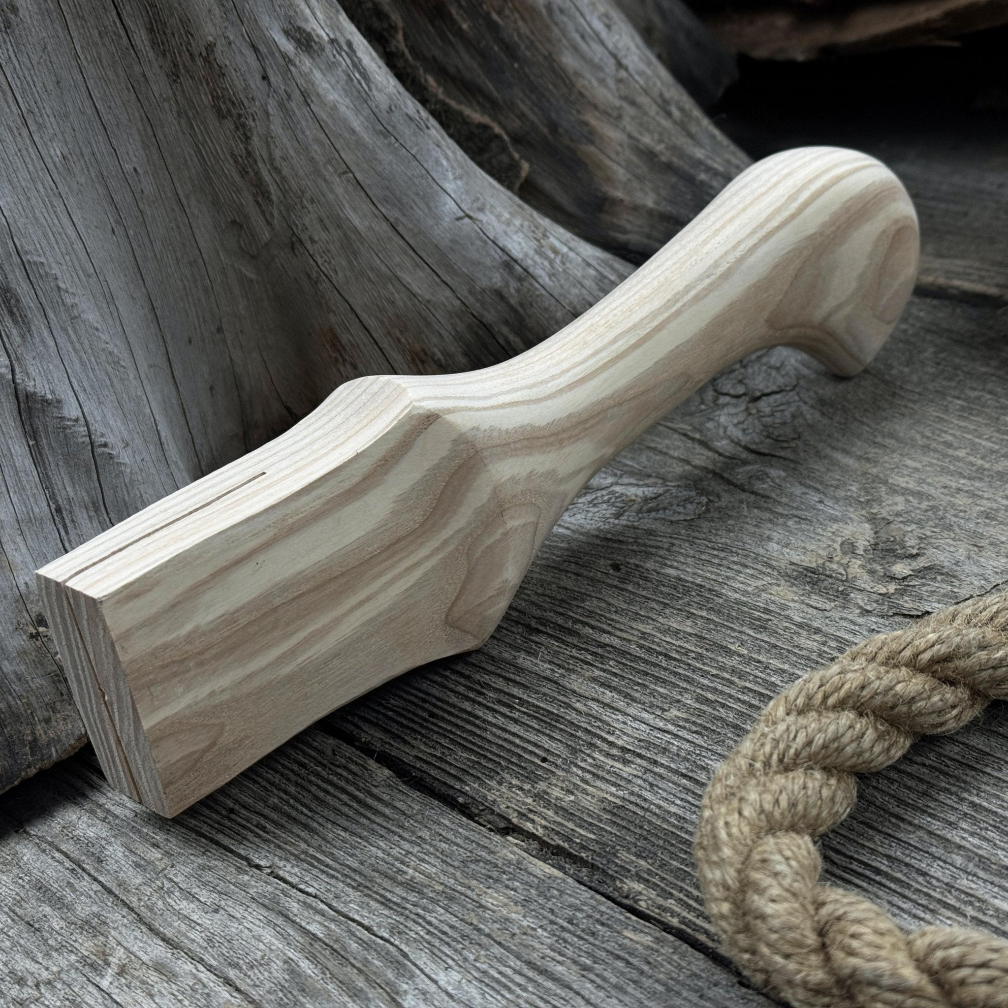 Ash wood handle for adze or axe, 23 cm long, with two red oak wedges
