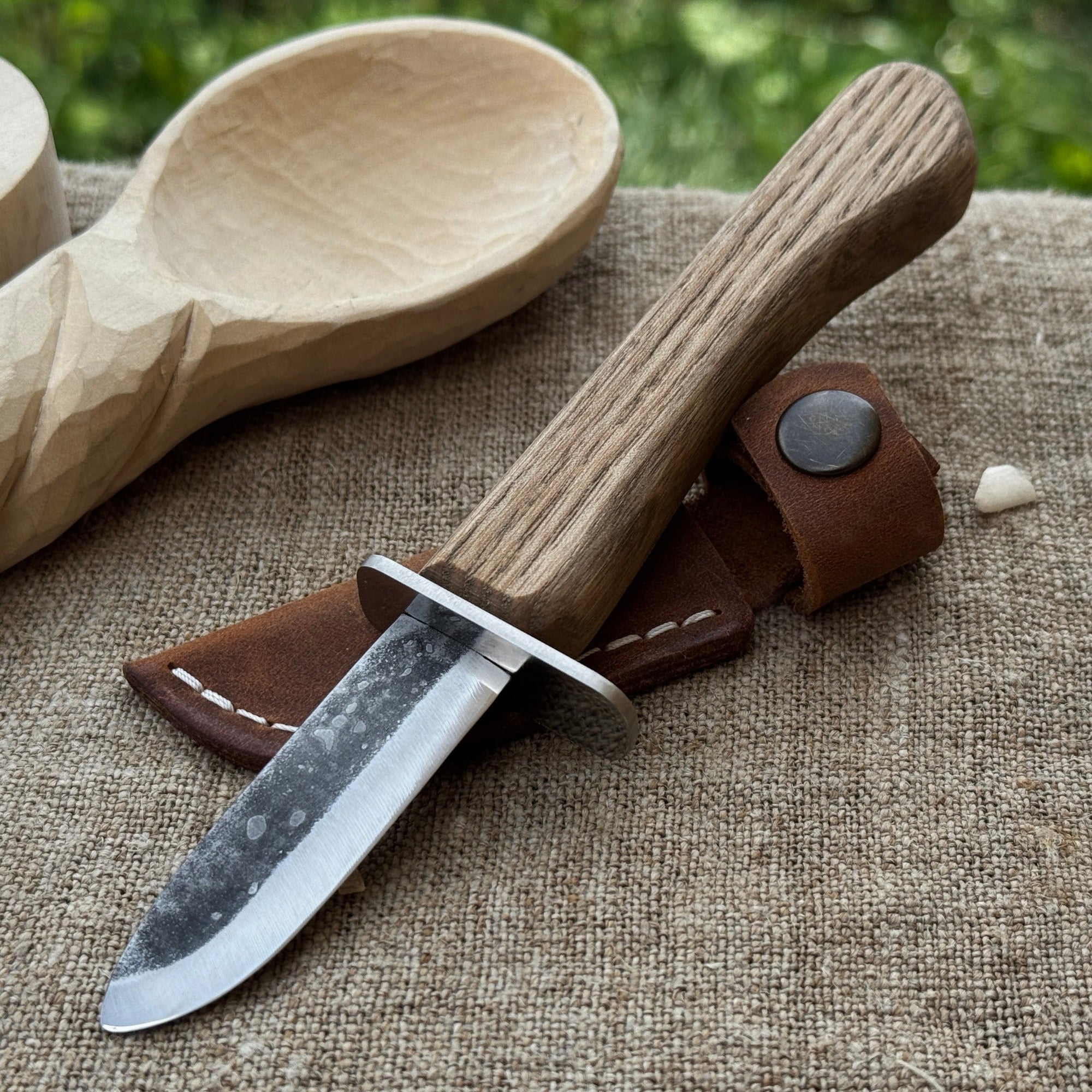 Beginner’s woodcarving knife with 6 cm carbon steel blade and leather sheath by Sharky Forged Steel Tools