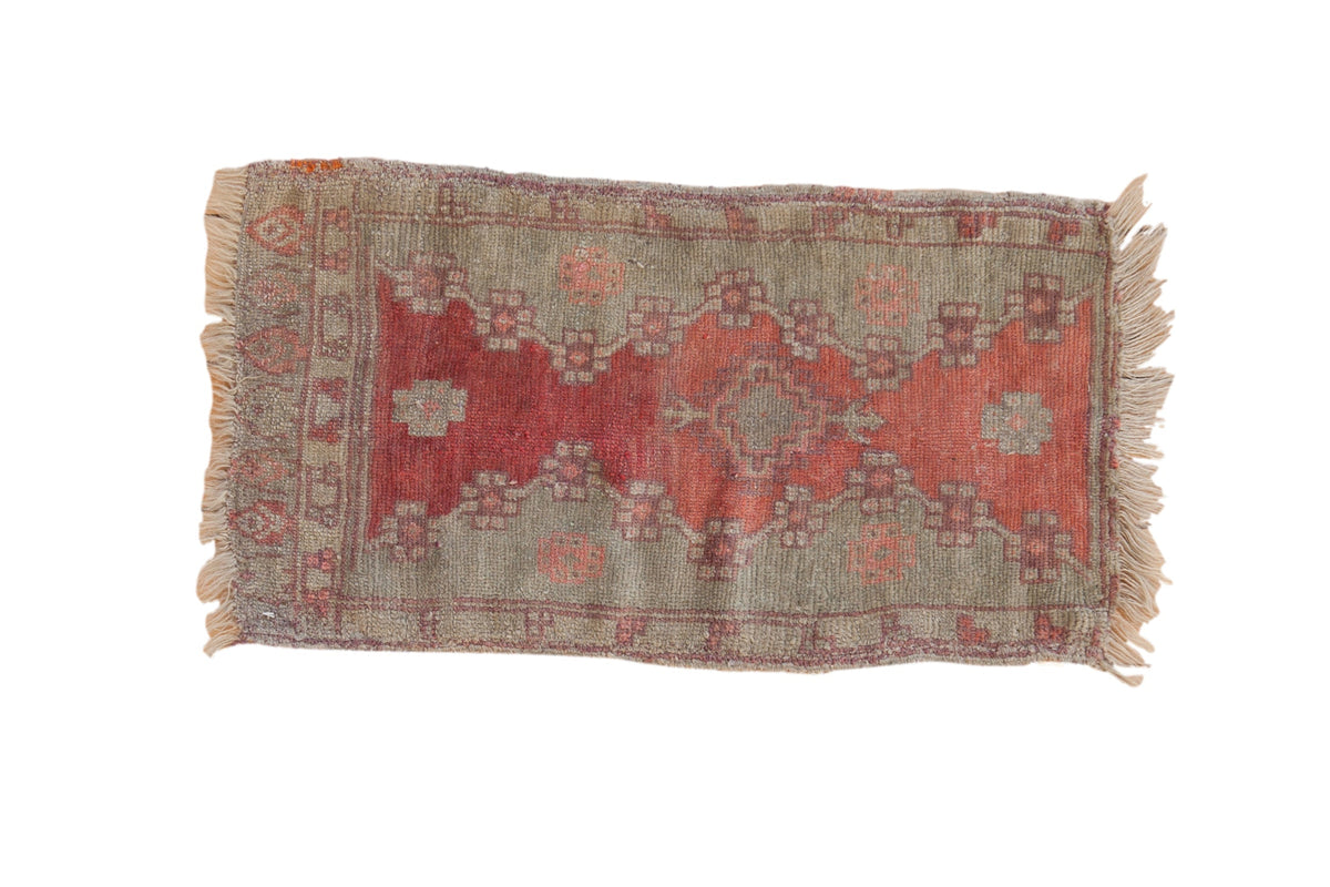 1.5x3 Antique Oushak Rug Mat showing central diamond medallion and floral vine border