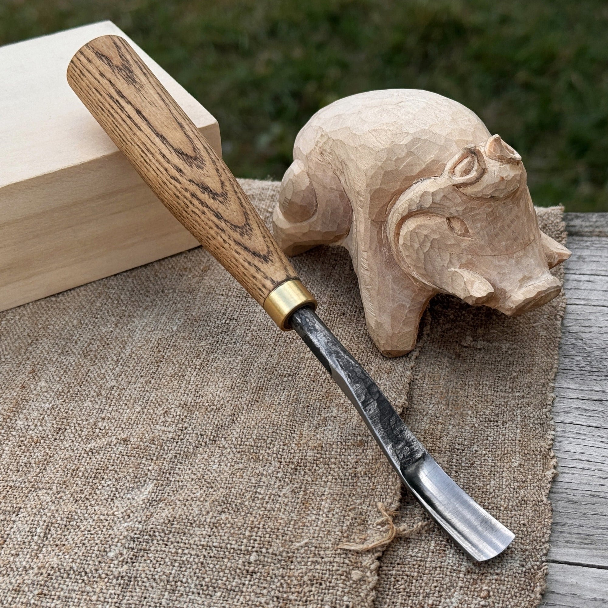 Curved Detail Carving Gouge with ash wood handle and high-carbon steel blade, available in 8 mm and 12 mm widths