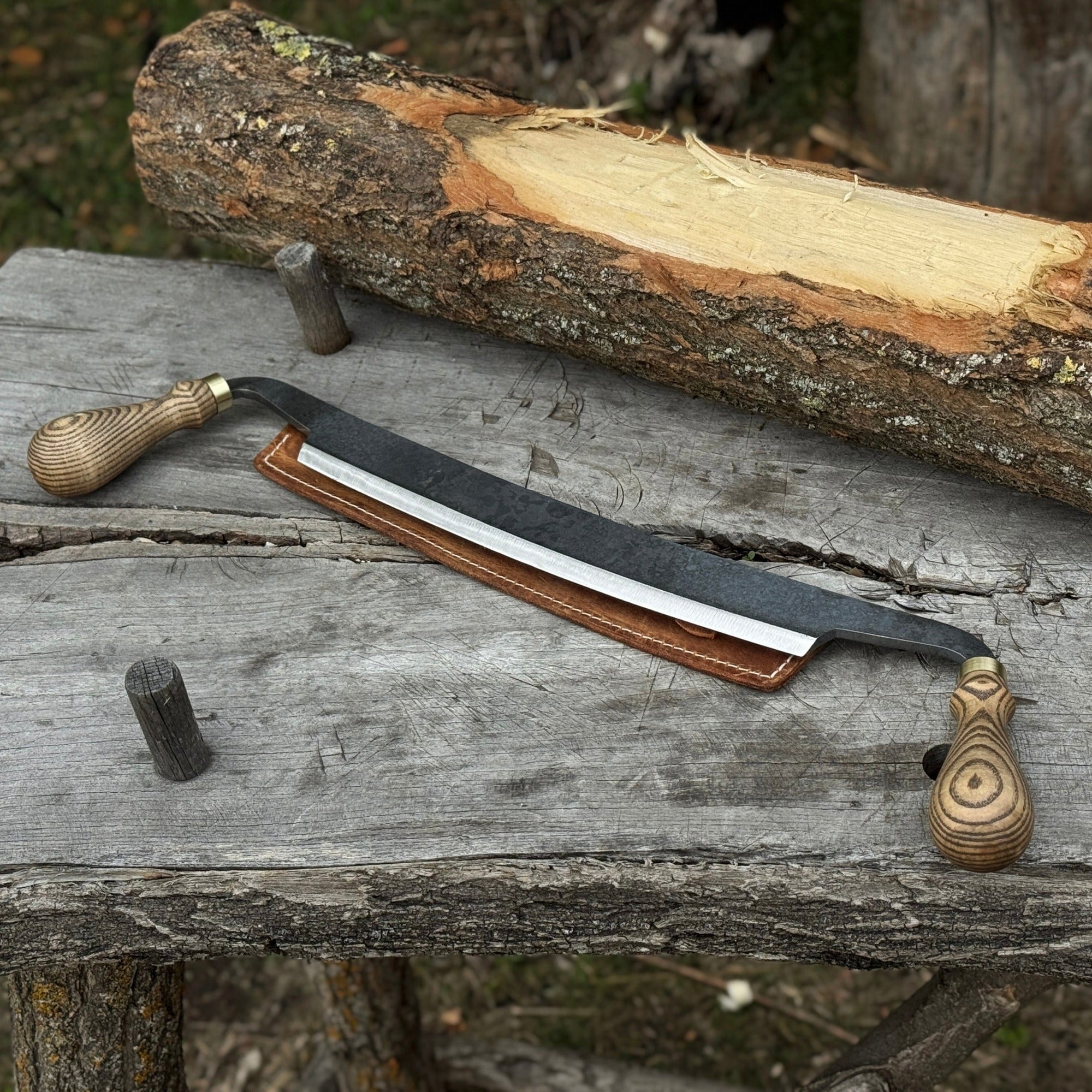 Hand-forged curved draw knife with 25.5 cm cutting edge and ergonomic ash handle