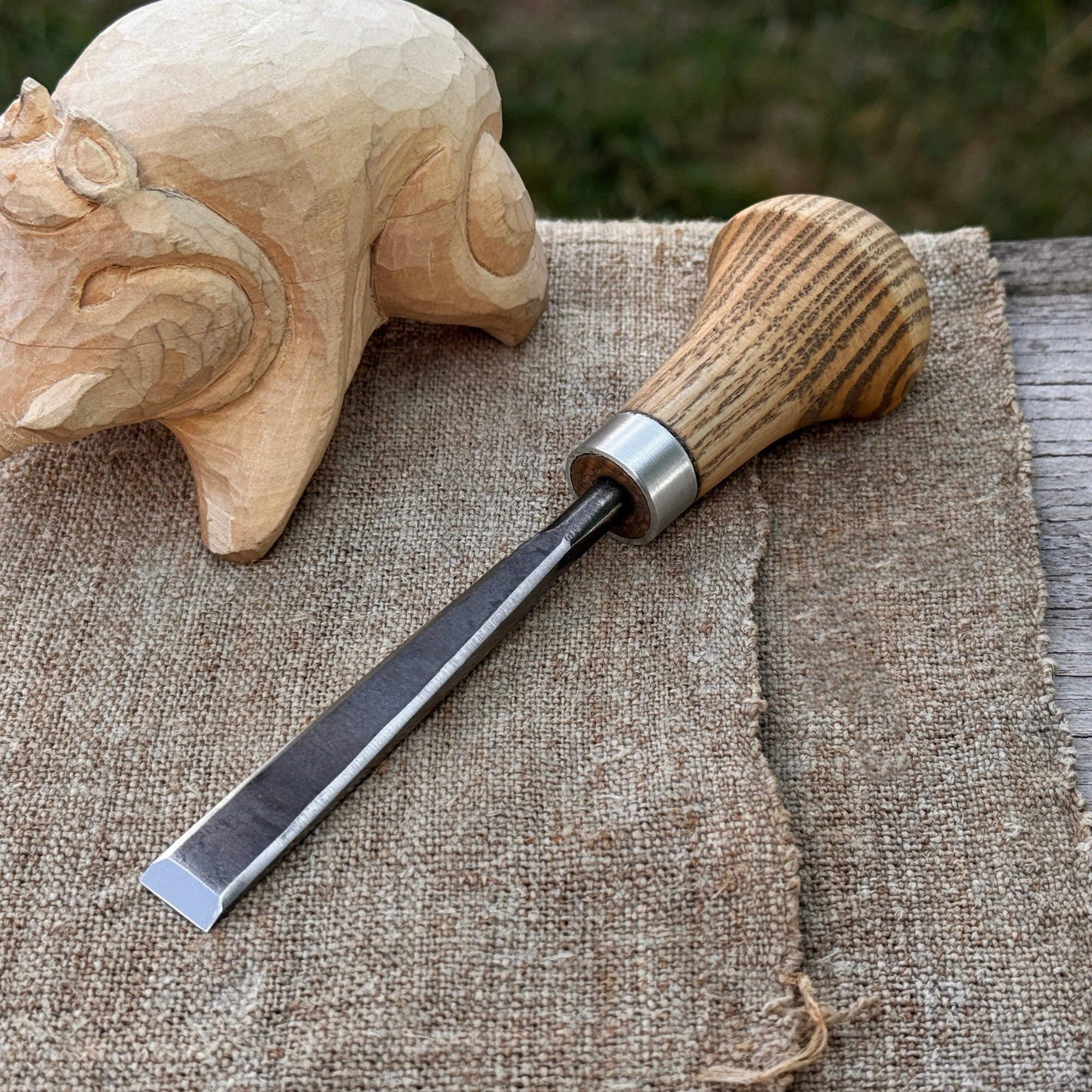 Detail carving chisel with palm handle, 10 mm blade, hand-forged carbon steel blade and ash wood handle