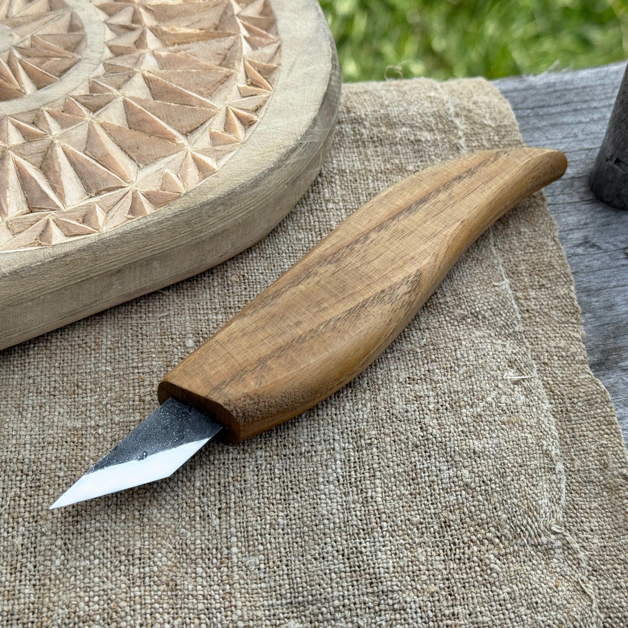 Detail wood carving knife with 2.5 cm blade and ash wood handle by Sharky Forged Steel Tools