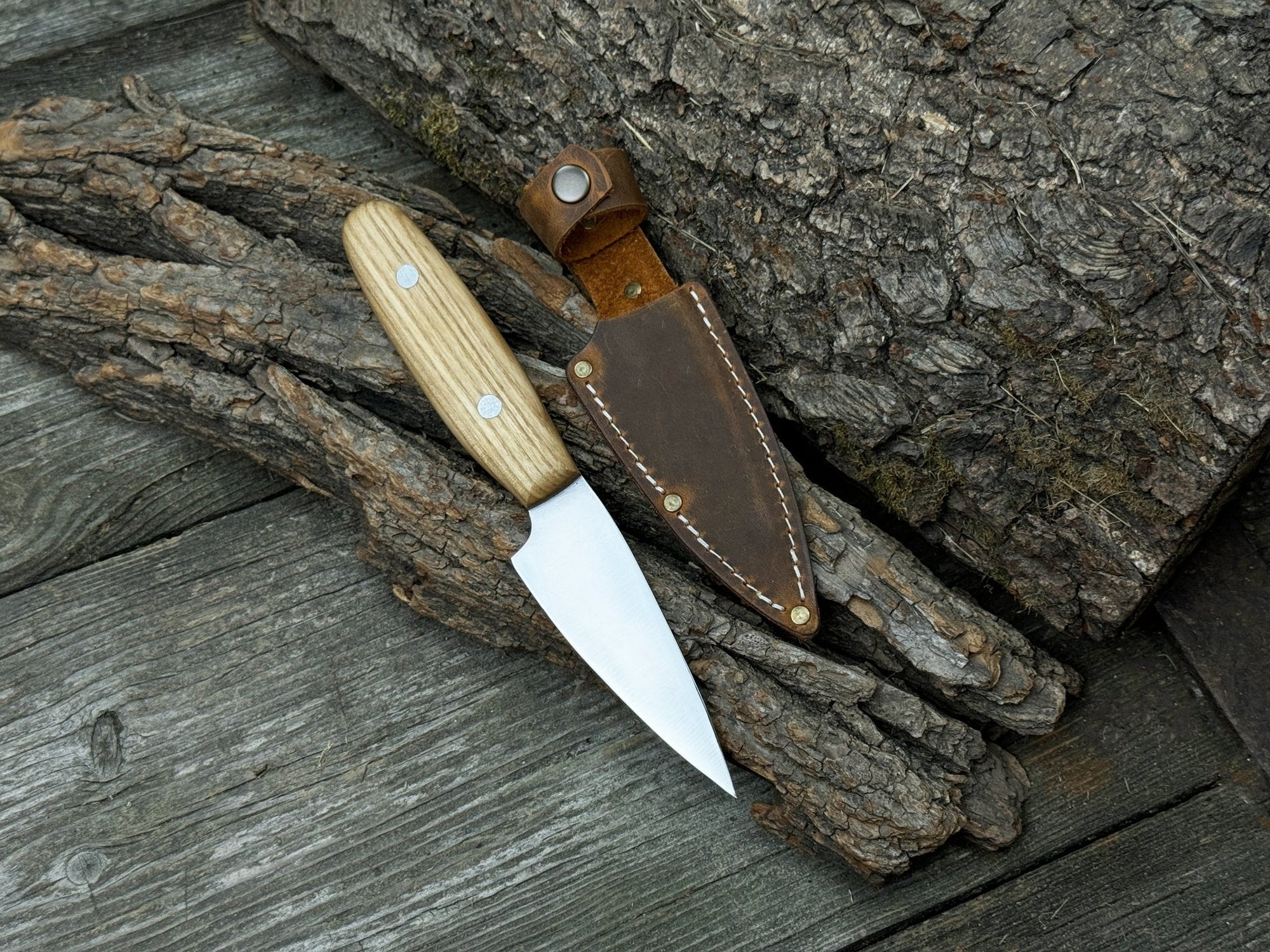 Hand-Forged Bushcraft Knife with 10 cm carbon steel blade and ash wood handle