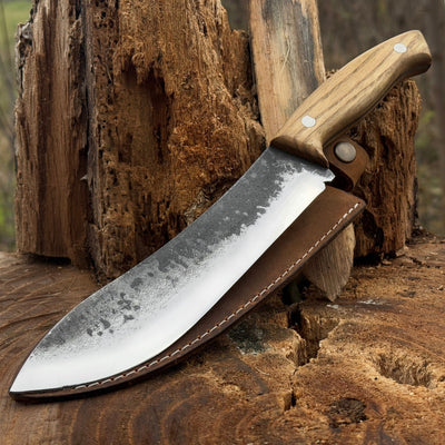 Hand-forged bushcraft knife with 17 cm carbon steel blade and ash wood handle, accompanied by leather sheath