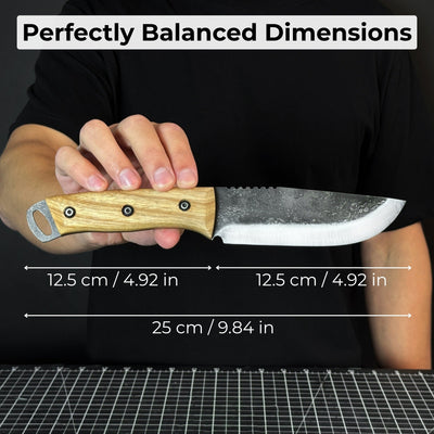 Hand-forged camping knife with 12.5 cm carbon steel blade and ash wood handle, with leather sheath