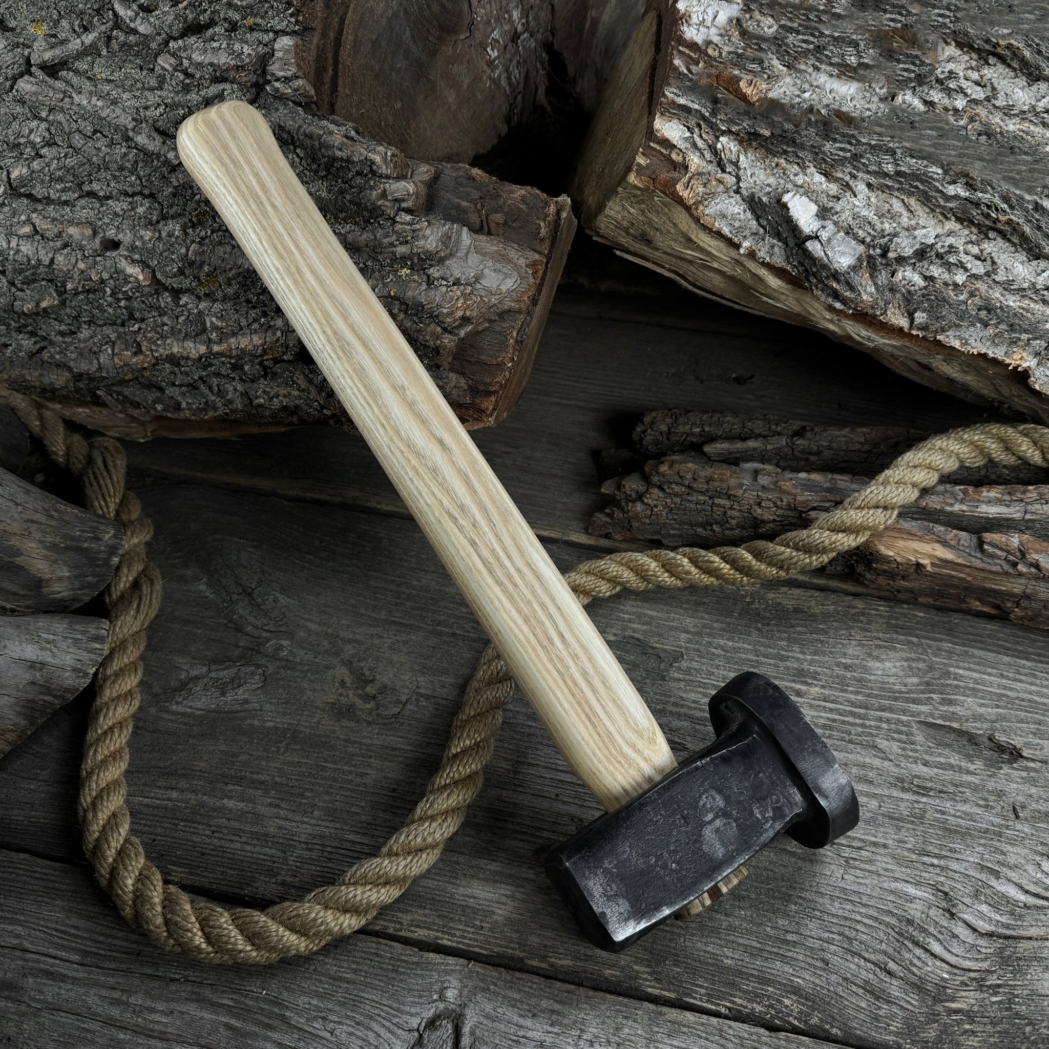 Hand-forged double blacksmith's hammer with ash wood handle weighing 1.5 kg