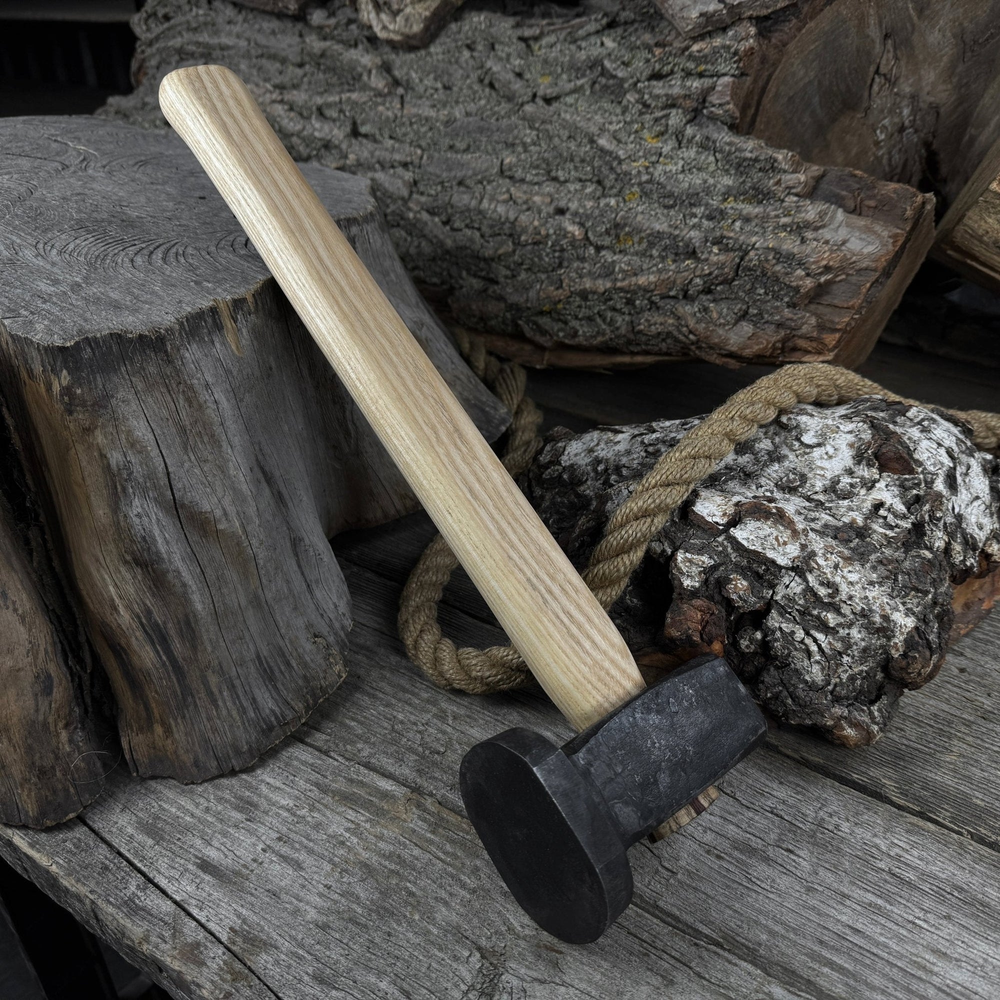 Hand-forged double blacksmith's hammer with ash wood handle weighing 1.5 kg