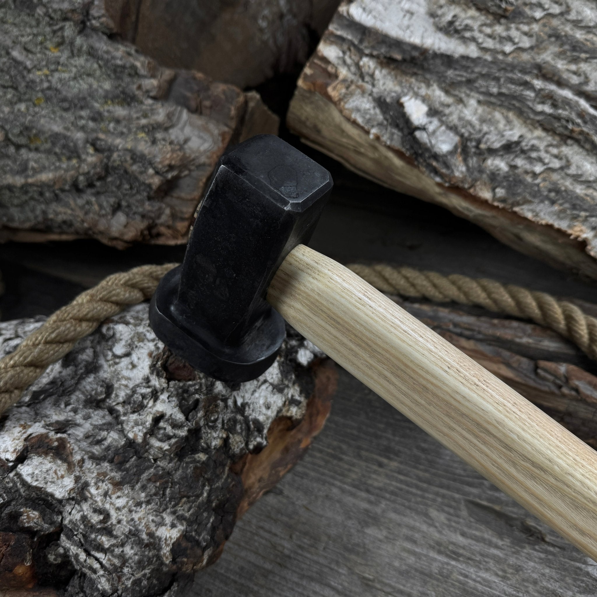Hand-forged double blacksmith's hammer with ash wood handle weighing 1.5 kg