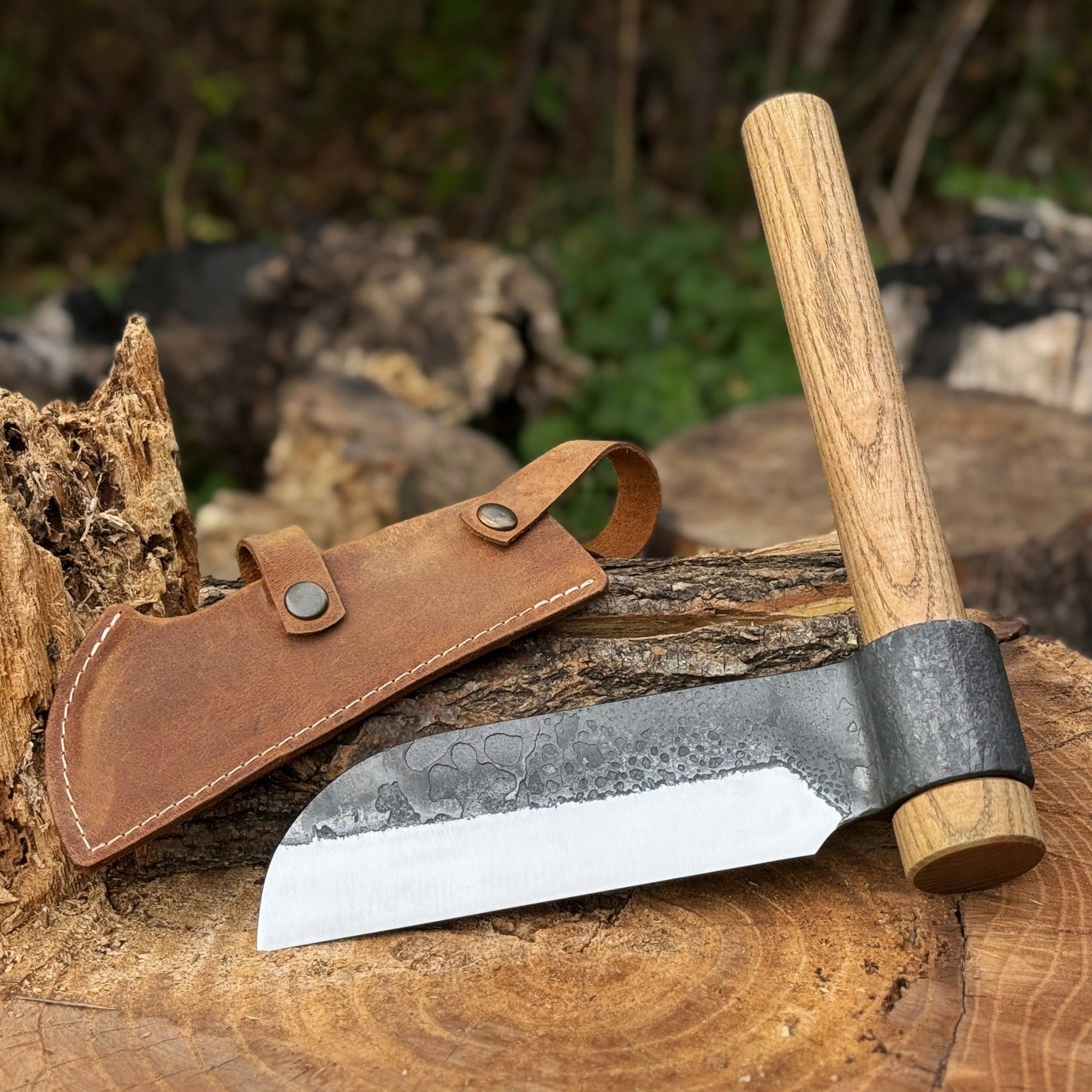 Hand-forged splitting froe with 15.5 cm carbon steel blade and ash wood handle