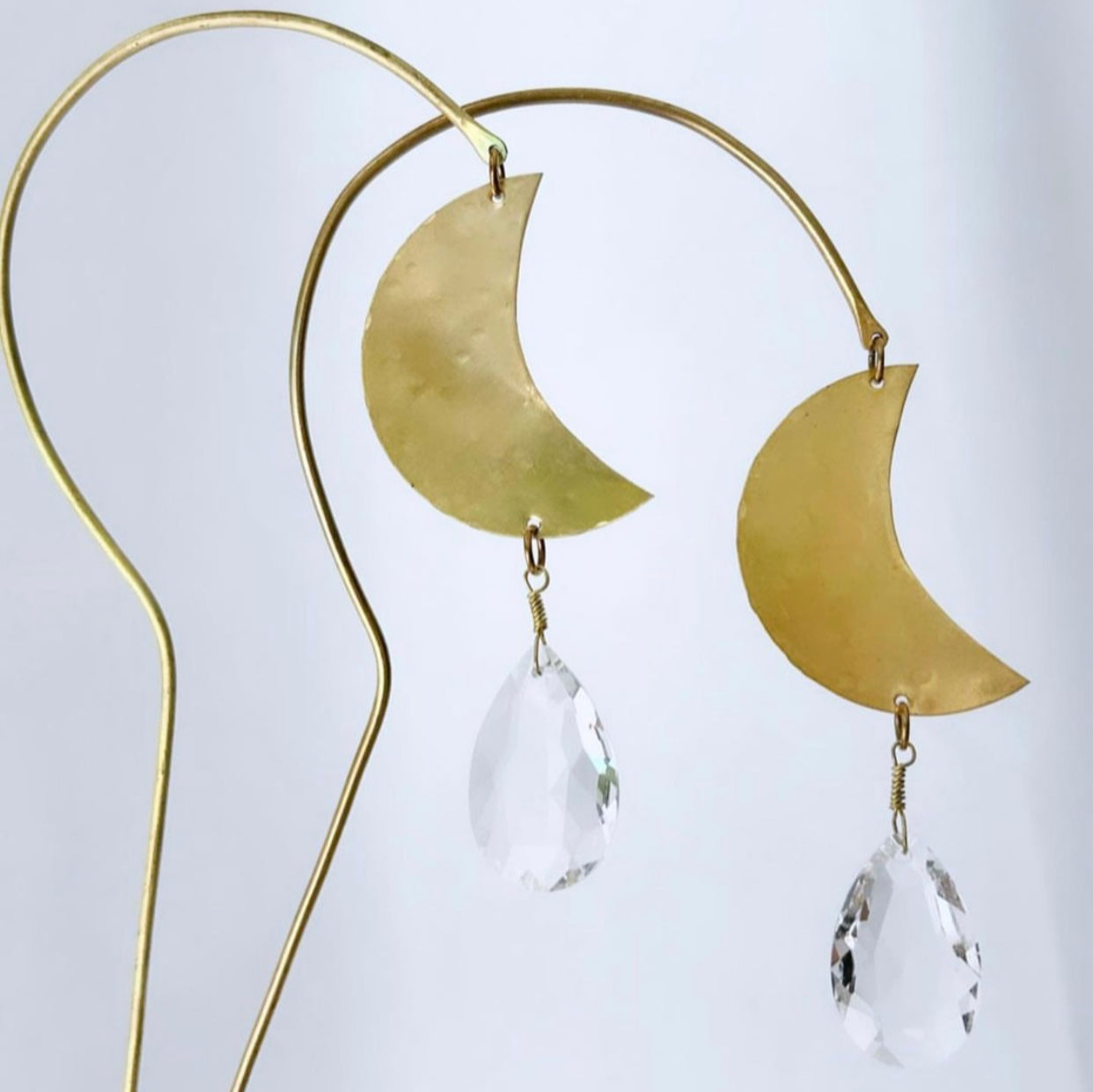 Planty Suncatcher Stick- Luna suspended among green plants in soft daylight