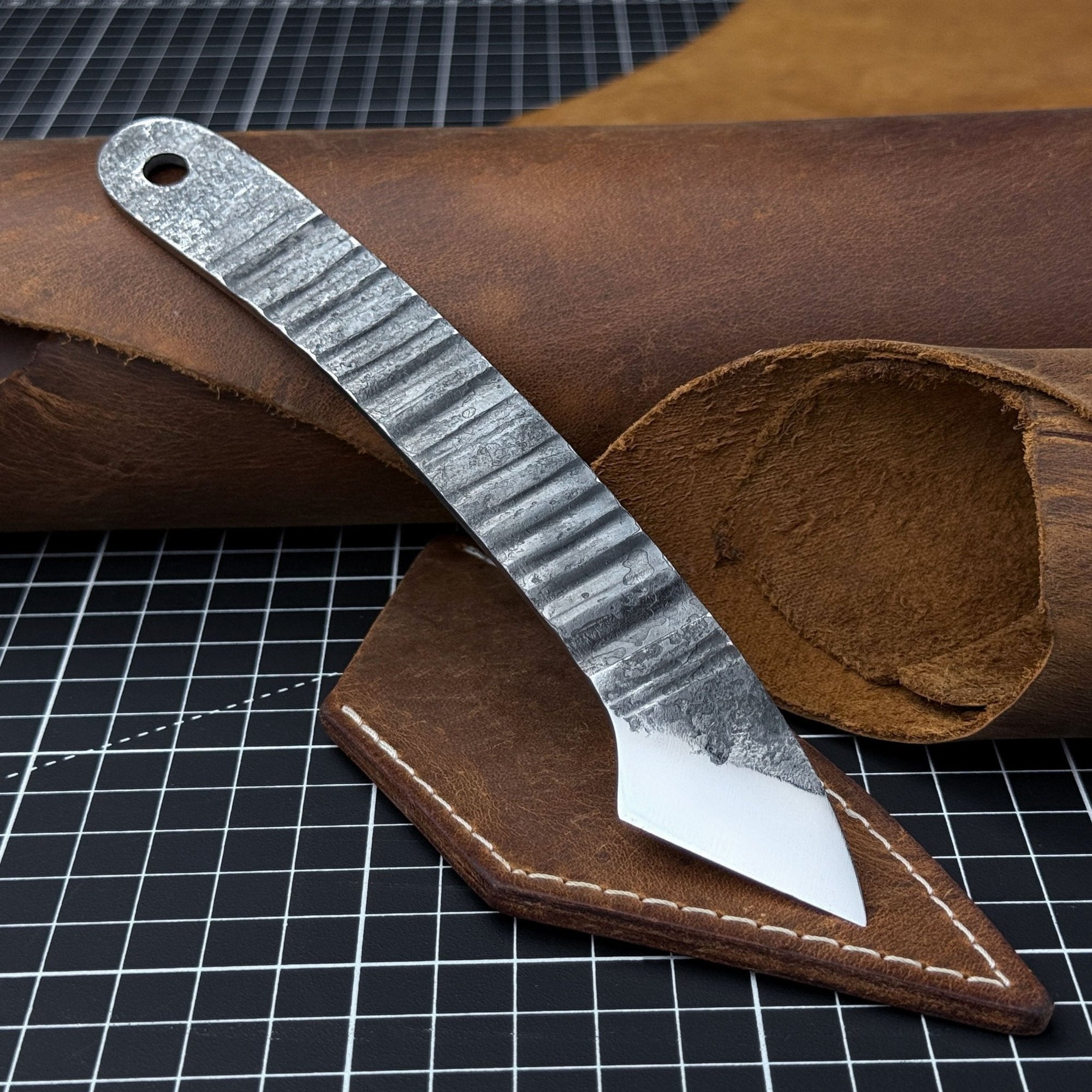 Hand-forged Kiridashi marking knife with 3.5 cm carbon steel blade and leather sheath
