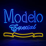 Bright neon sign displaying 'Modelo Especial' in blue cursive and block letters with a yellow ribbon shape underneath, set against a dark background.