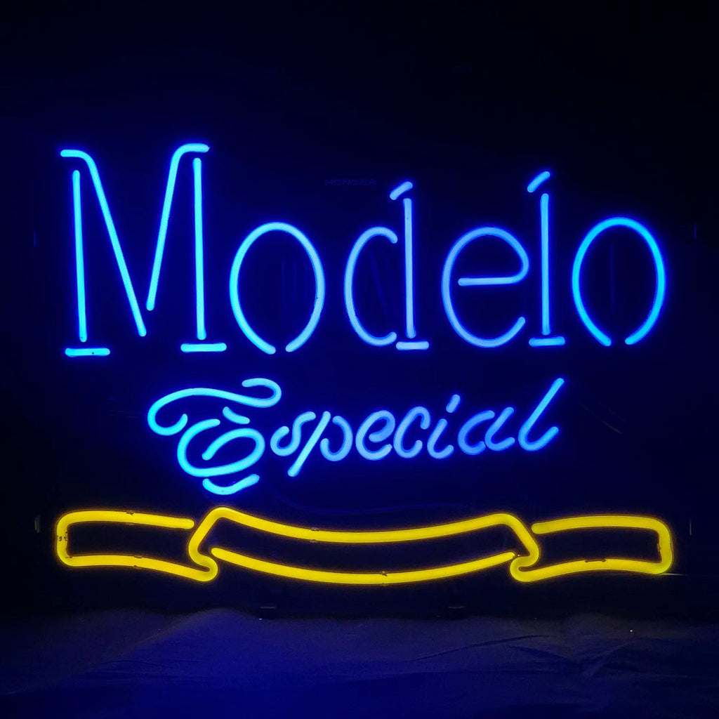 Bright neon sign displaying 'Modelo Especial' in blue cursive and block letters with a yellow ribbon shape underneath, set against a dark background.