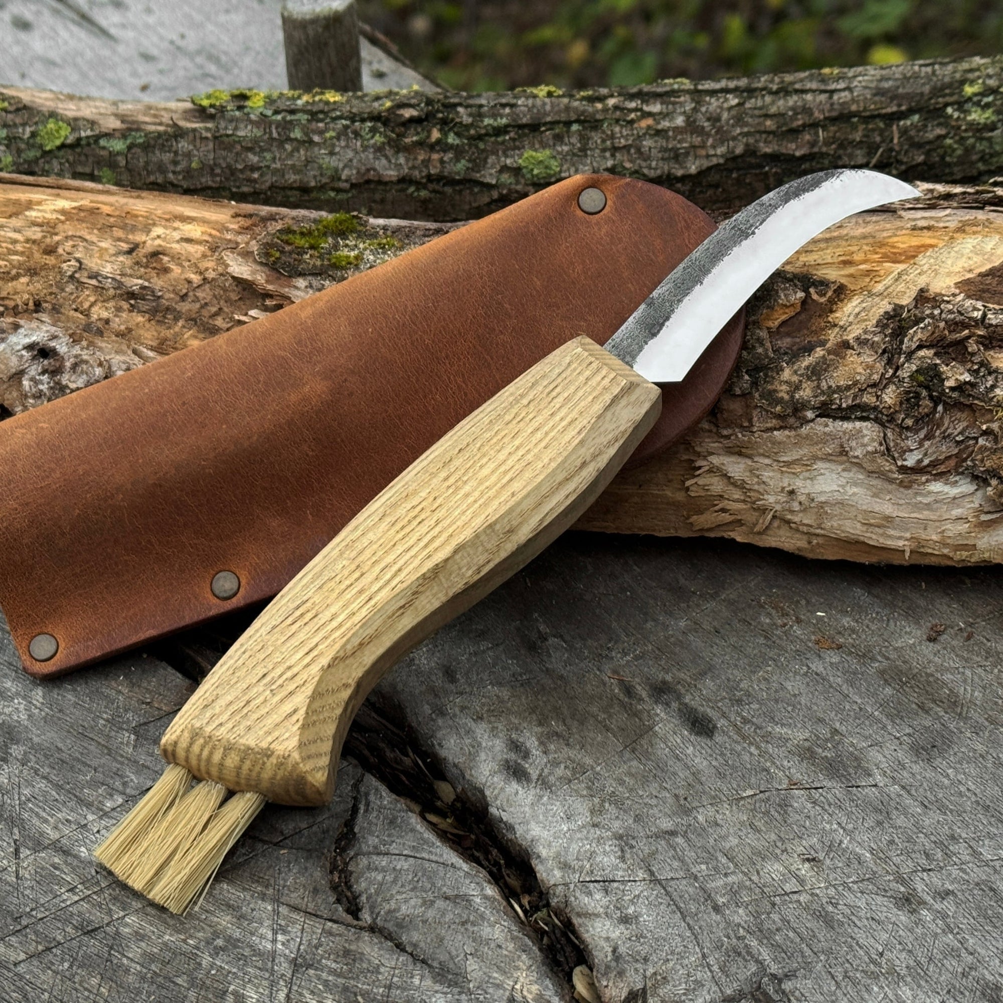 Mushroom knife with 7.5 cm carbon steel blade, ash wood handle, and built-in brush for harvesting mushrooms