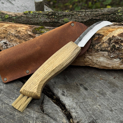Mushroom knife with 7.5 cm carbon steel blade, ash wood handle, and built-in brush for harvesting mushrooms